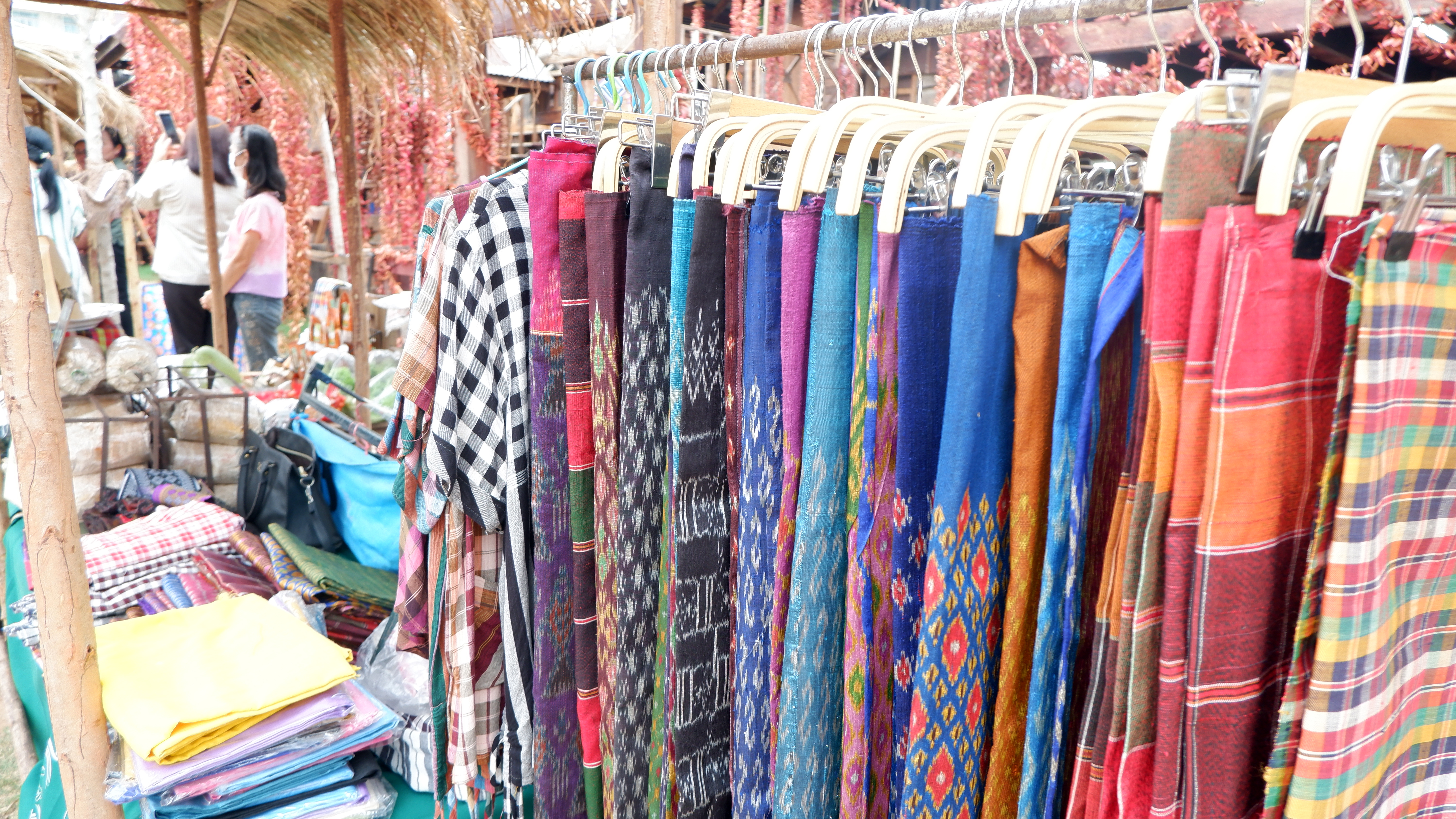 ? พช.ขอนแก่น : กระตุ้นเศรษฐกิจ จัดตลาดส่งเสริมช่องทางการตลาดผลิตภัณฑ์กลุ่มอาชีพสมาชิกกองทุนพัฒนาบทบาทสตรี