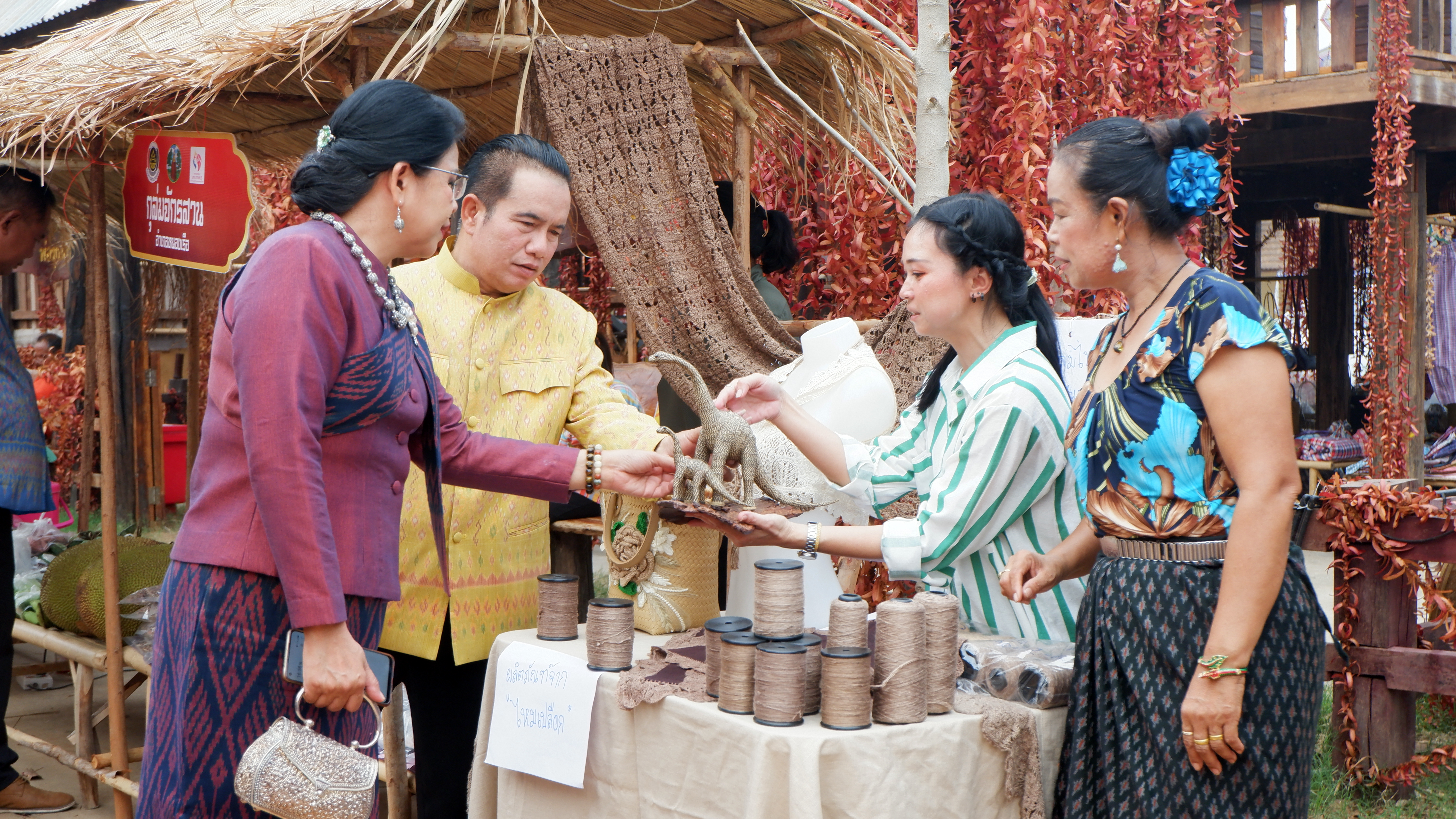 ? พช.ขอนแก่น : กระตุ้นเศรษฐกิจ จัดตลาดส่งเสริมช่องทางการตลาดผลิตภัณฑ์กลุ่มอาชีพสมาชิกกองทุนพัฒนาบทบาทสตรี