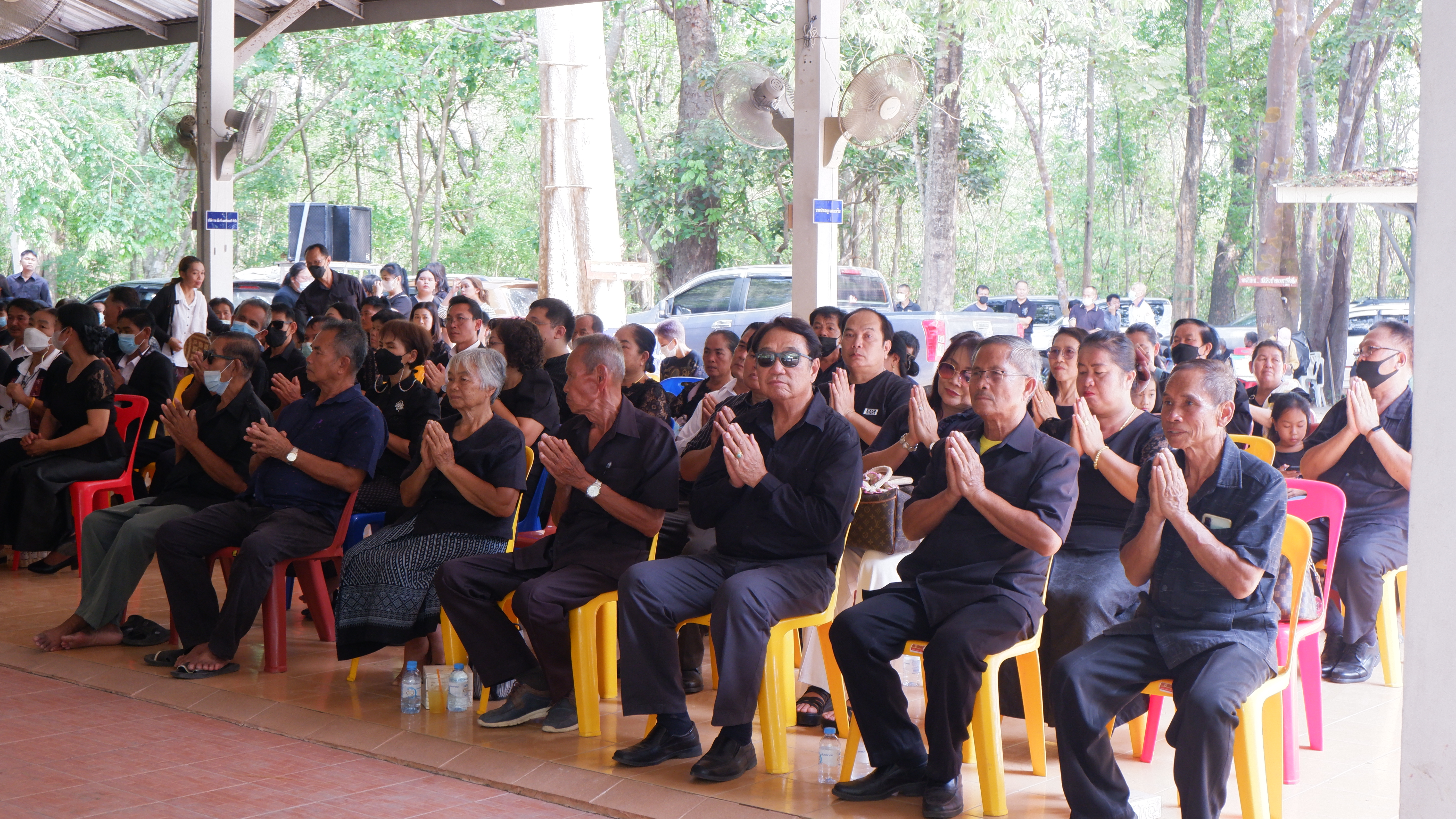? พช.ขอนแก่น : ร่วมงานฌาปนกิจศพ นายศักดา ศิริสมบัติ ตำแหน่ง พนักงานขับรถ สังกัดกลุ่มงานประสานและสนับสนุนการบริหารงานพัฒนาชุมชน สพจ.ขอนแก่น