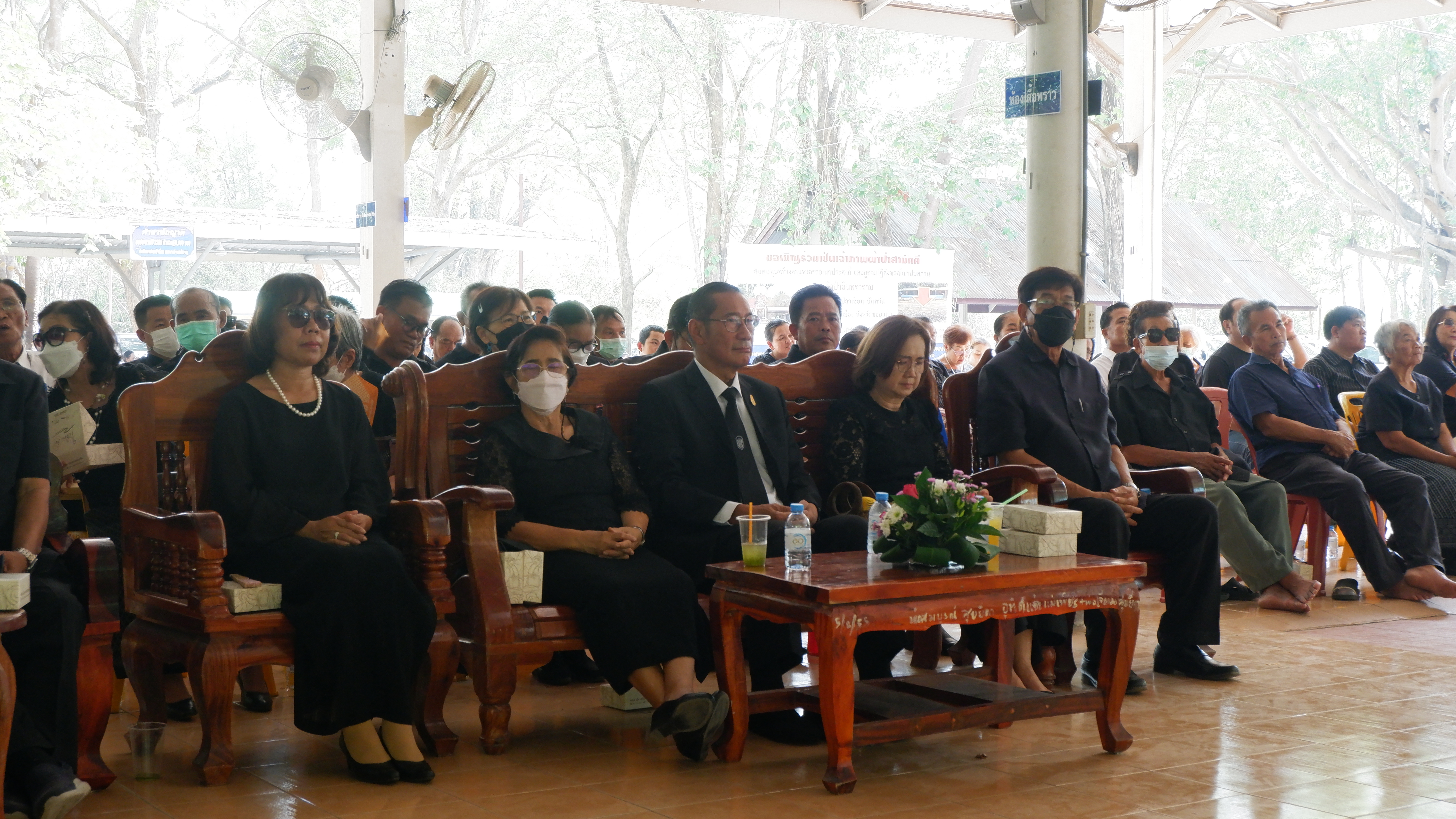 ? พช.ขอนแก่น : ร่วมงานฌาปนกิจศพ นายศักดา ศิริสมบัติ ตำแหน่ง พนักงานขับรถ สังกัดกลุ่มงานประสานและสนับสนุนการบริหารงานพัฒนาชุมชน สพจ.ขอนแก่น