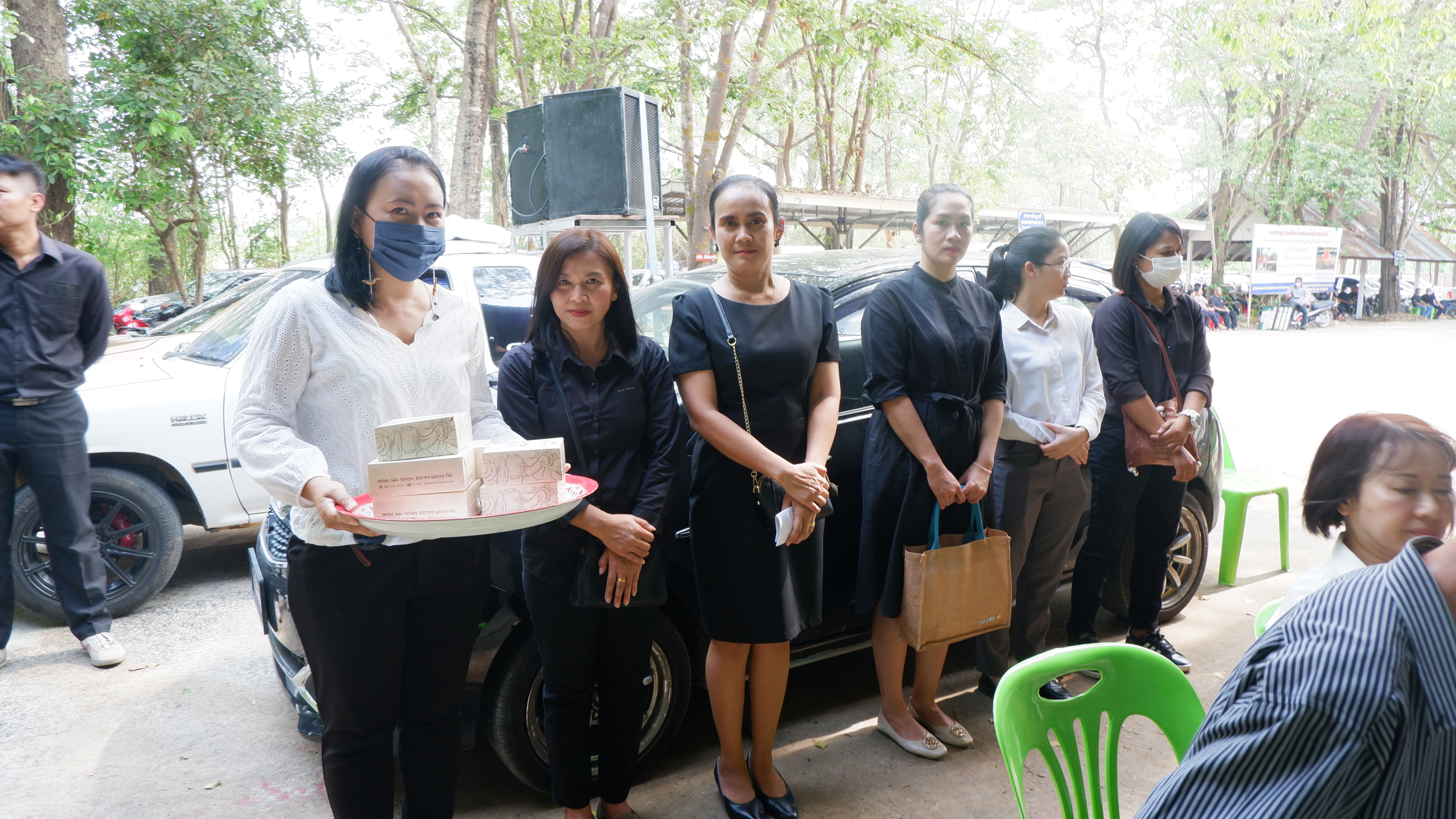 ? พช.ขอนแก่น : ร่วมงานฌาปนกิจศพ นายศักดา ศิริสมบัติ ตำแหน่ง พนักงานขับรถ สังกัดกลุ่มงานประสานและสนับสนุนการบริหารงานพัฒนาชุมชน สพจ.ขอนแก่น