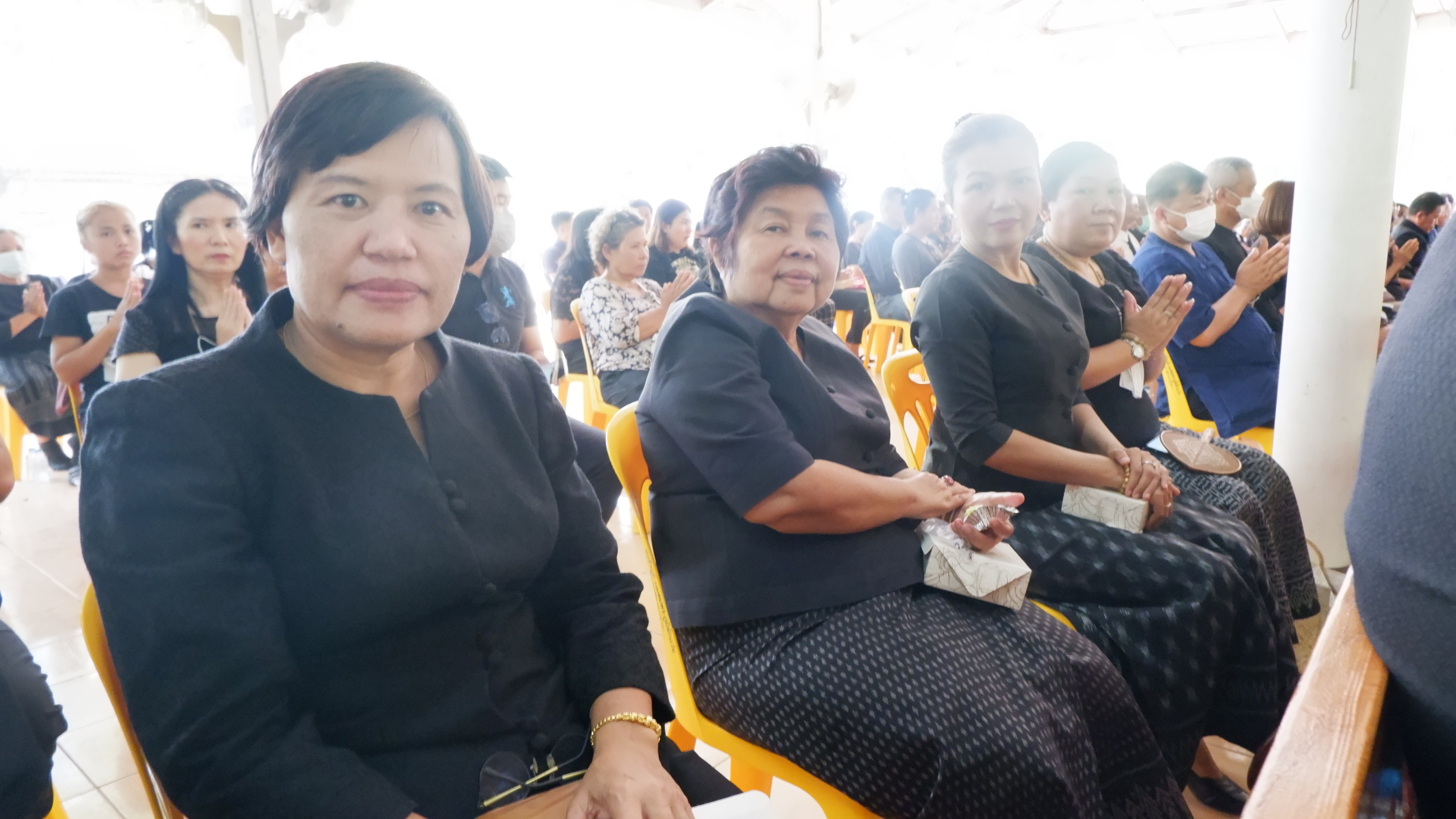 ? พช.ขอนแก่น : ร่วมงานฌาปนกิจศพ นายศักดา ศิริสมบัติ ตำแหน่ง พนักงานขับรถ สังกัดกลุ่มงานประสานและสนับสนุนการบริหารงานพัฒนาชุมชน สพจ.ขอนแก่น