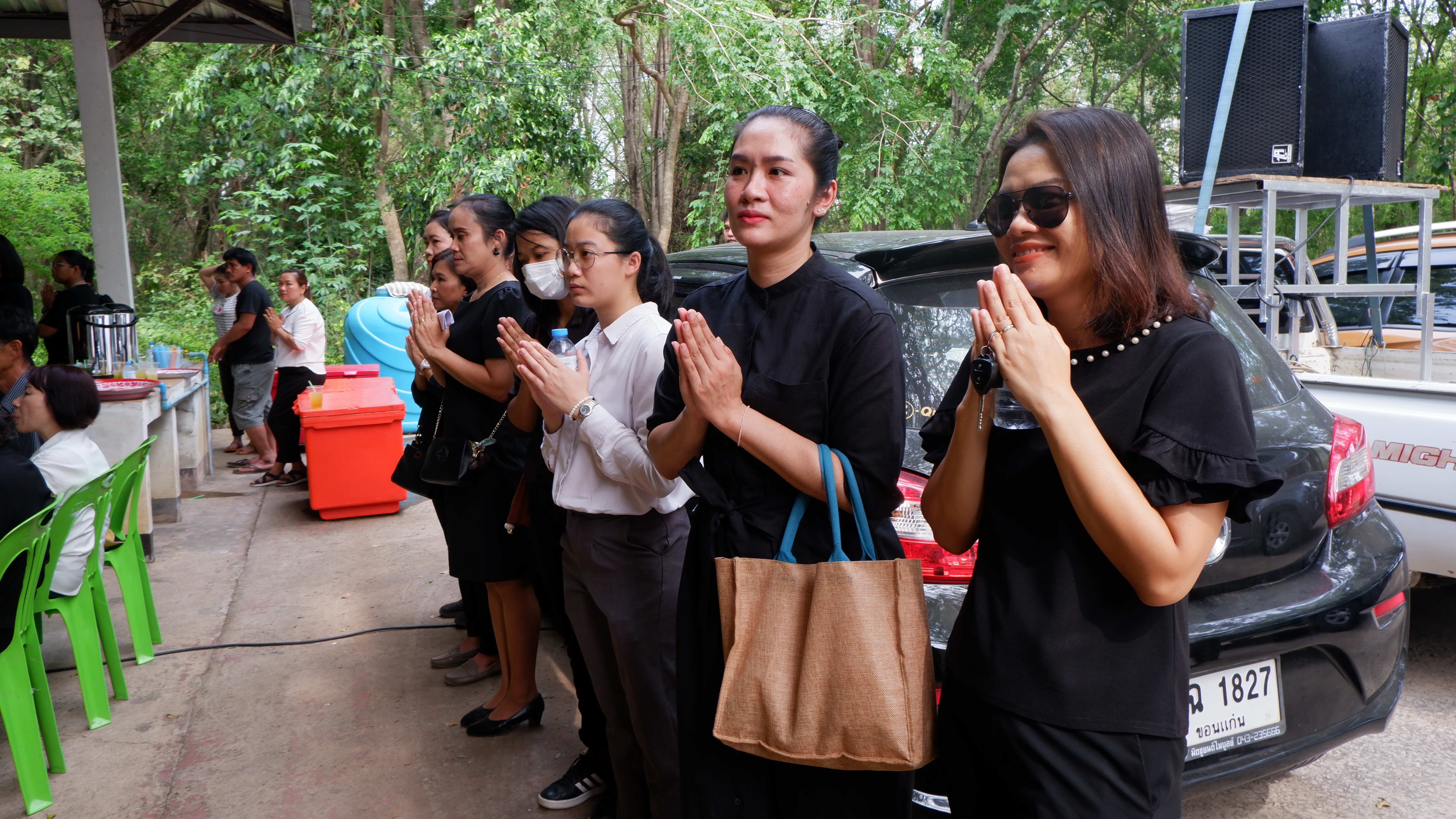 ? พช.ขอนแก่น : ร่วมงานฌาปนกิจศพ นายศักดา ศิริสมบัติ ตำแหน่ง พนักงานขับรถ สังกัดกลุ่มงานประสานและสนับสนุนการบริหารงานพัฒนาชุมชน สพจ.ขอนแก่น