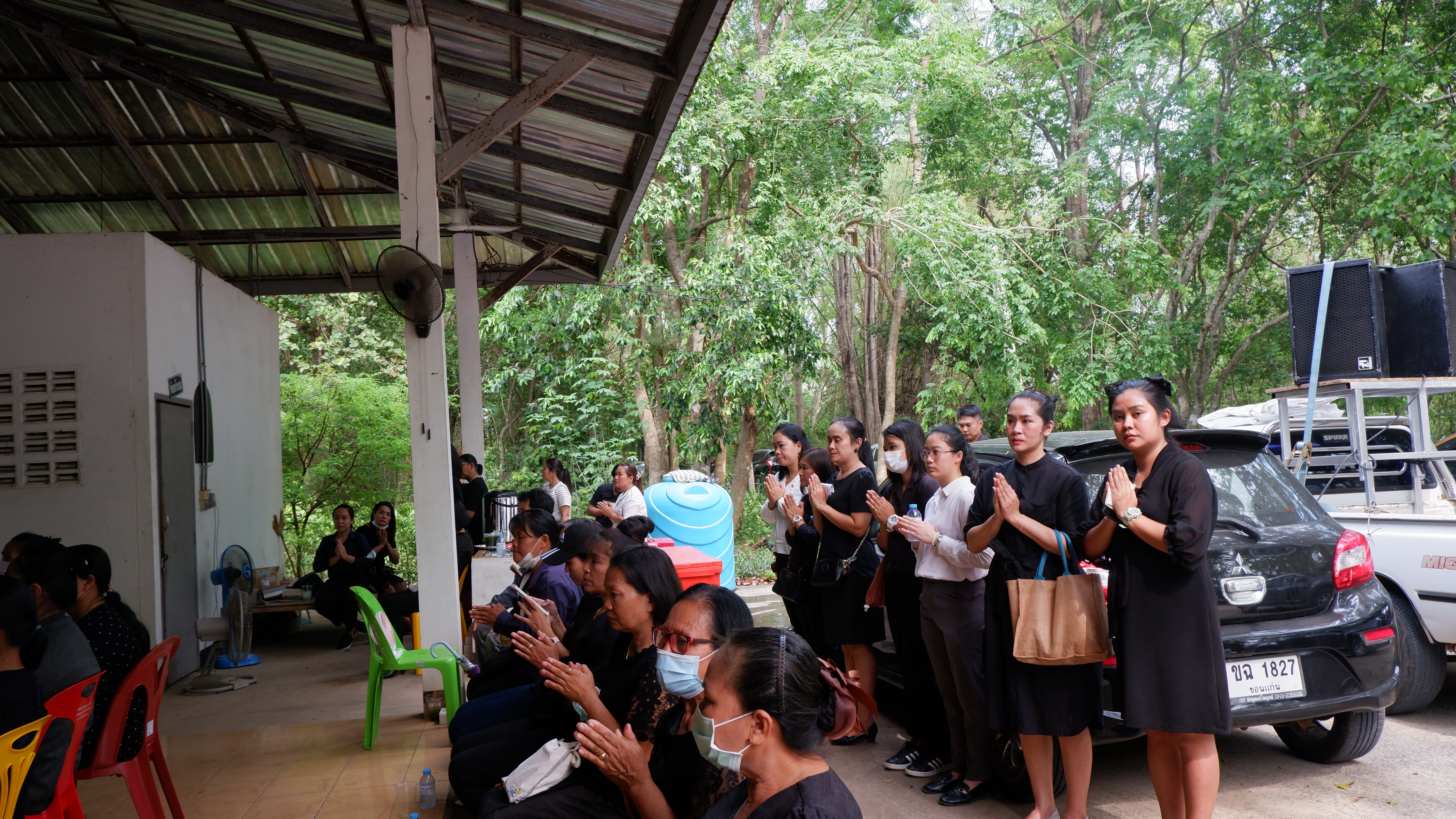 ? พช.ขอนแก่น : ร่วมงานฌาปนกิจศพ นายศักดา ศิริสมบัติ ตำแหน่ง พนักงานขับรถ สังกัดกลุ่มงานประสานและสนับสนุนการบริหารงานพัฒนาชุมชน สพจ.ขอนแก่น
