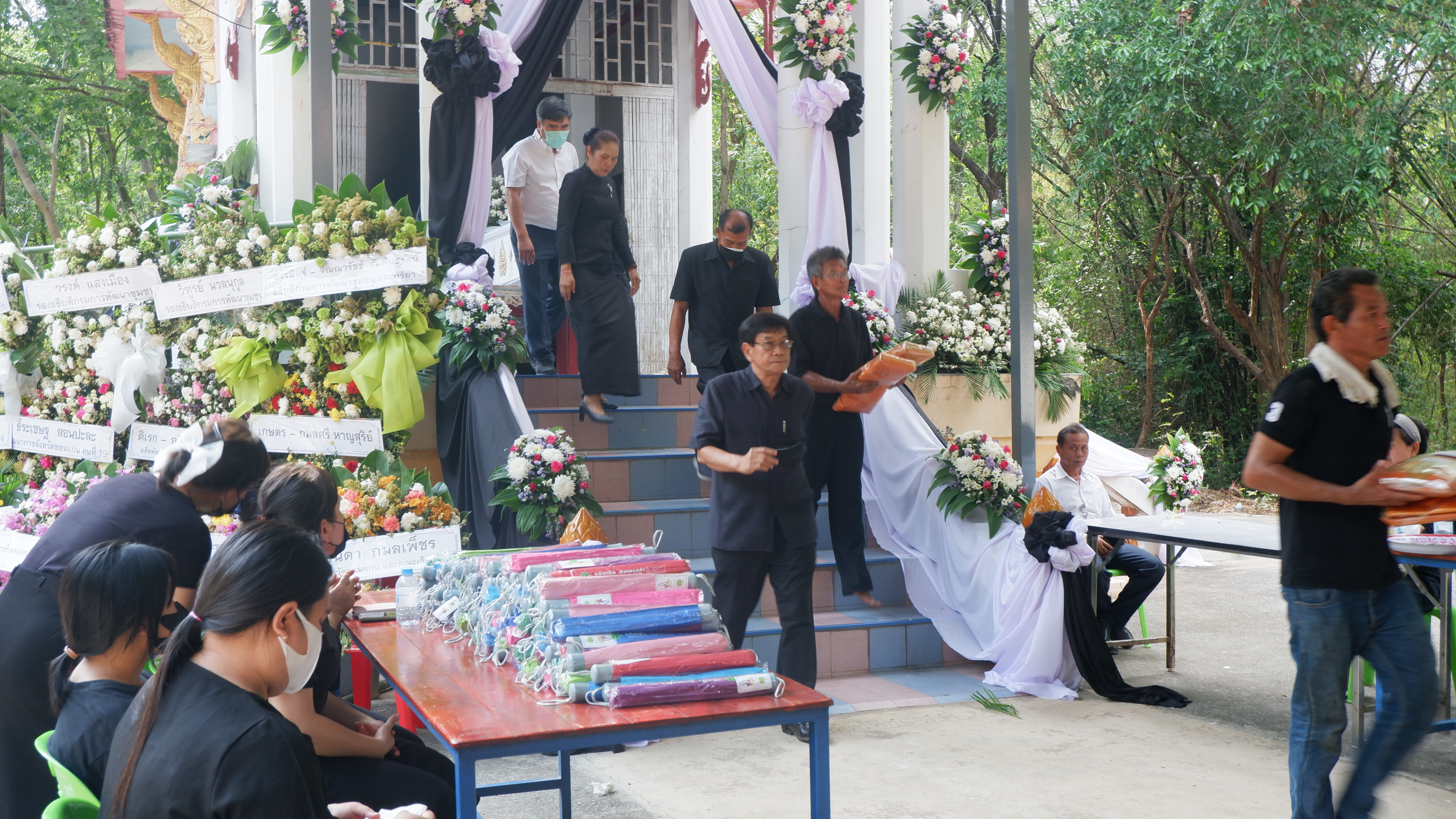 ? พช.ขอนแก่น : ร่วมงานฌาปนกิจศพ นายศักดา ศิริสมบัติ ตำแหน่ง พนักงานขับรถ สังกัดกลุ่มงานประสานและสนับสนุนการบริหารงานพัฒนาชุมชน สพจ.ขอนแก่น