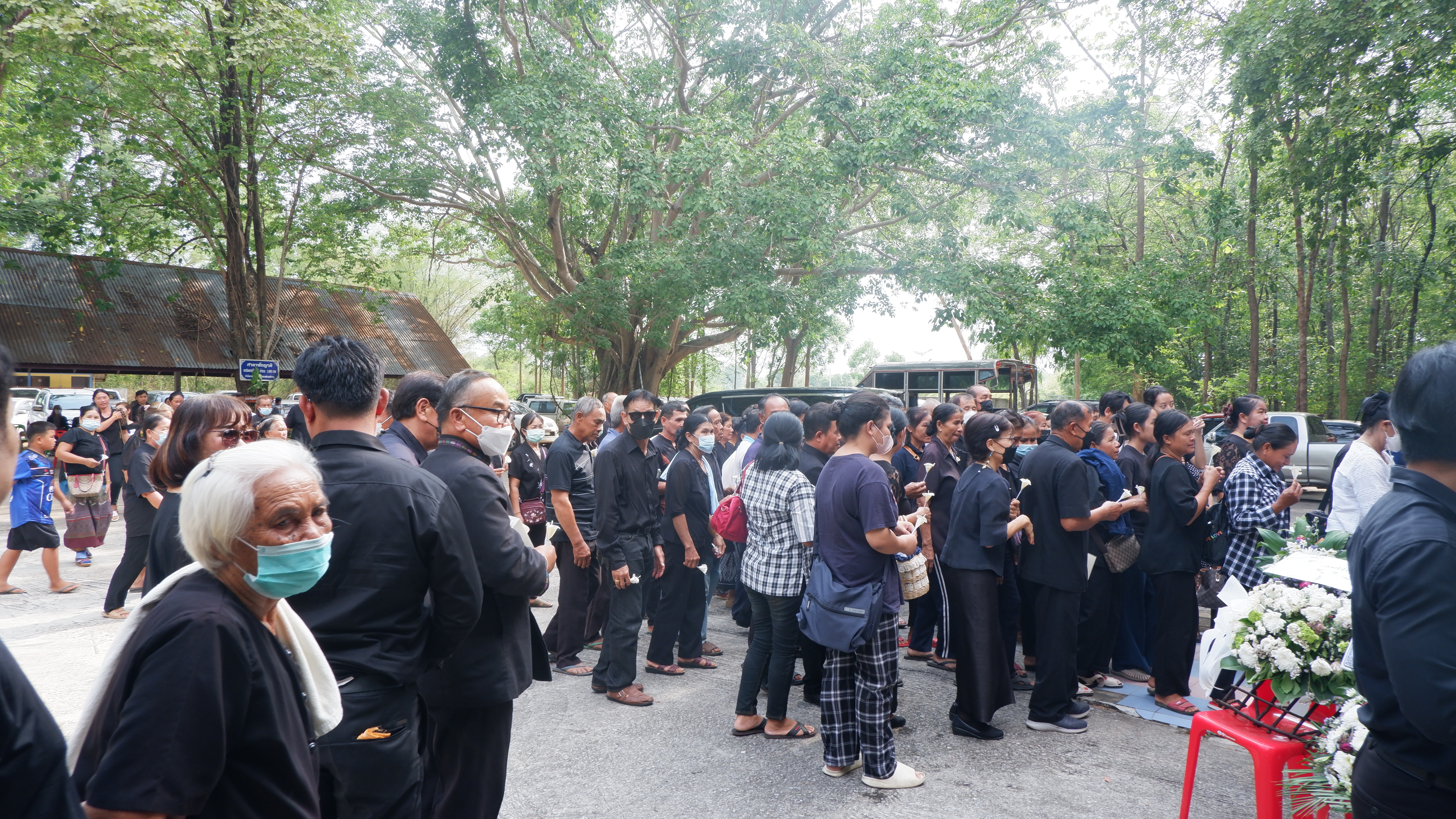 ? พช.ขอนแก่น : ร่วมงานฌาปนกิจศพ นายศักดา ศิริสมบัติ ตำแหน่ง พนักงานขับรถ สังกัดกลุ่มงานประสานและสนับสนุนการบริหารงานพัฒนาชุมชน สพจ.ขอนแก่น
