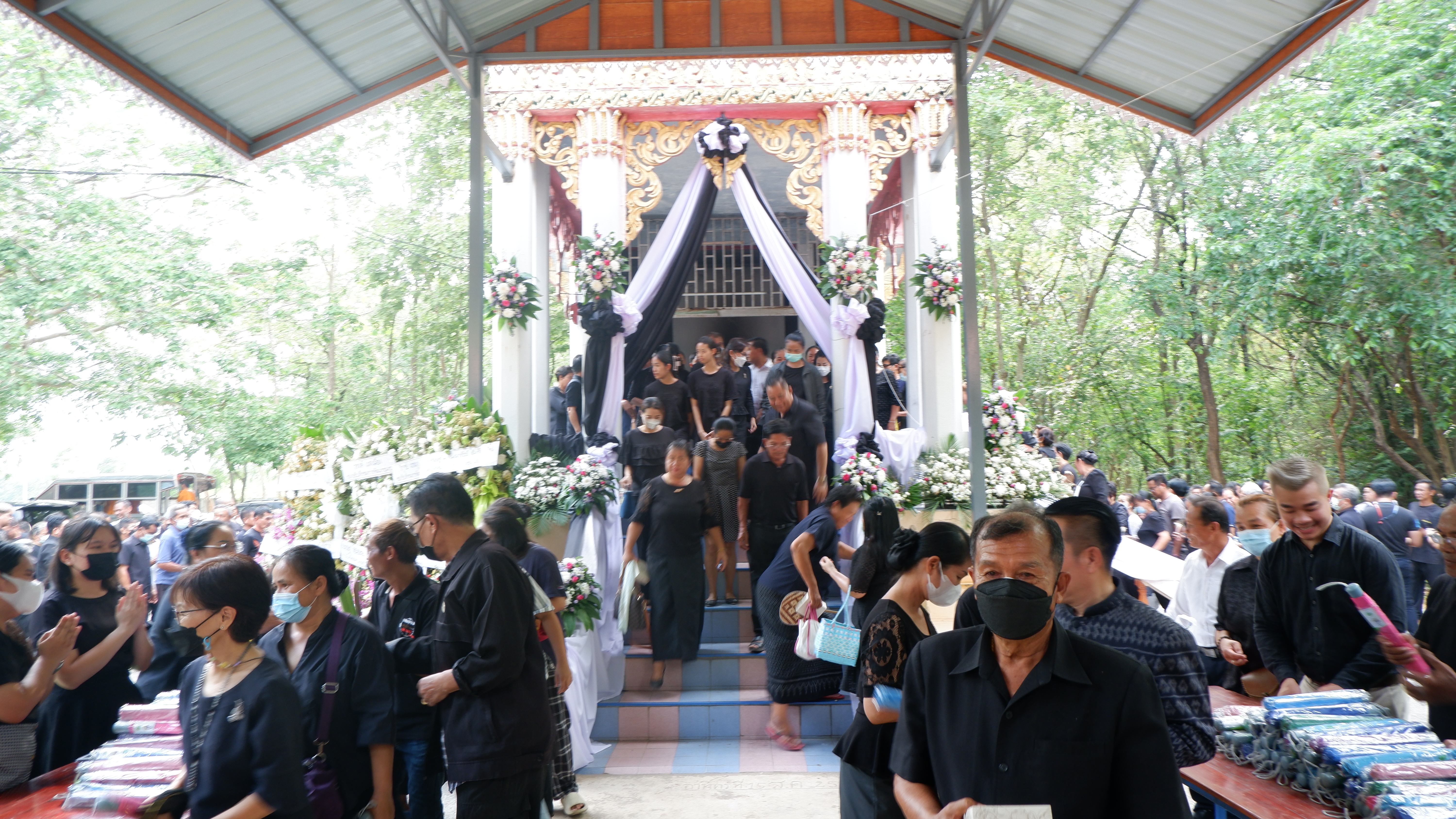 ? พช.ขอนแก่น : ร่วมงานฌาปนกิจศพ นายศักดา ศิริสมบัติ ตำแหน่ง พนักงานขับรถ สังกัดกลุ่มงานประสานและสนับสนุนการบริหารงานพัฒนาชุมชน สพจ.ขอนแก่น