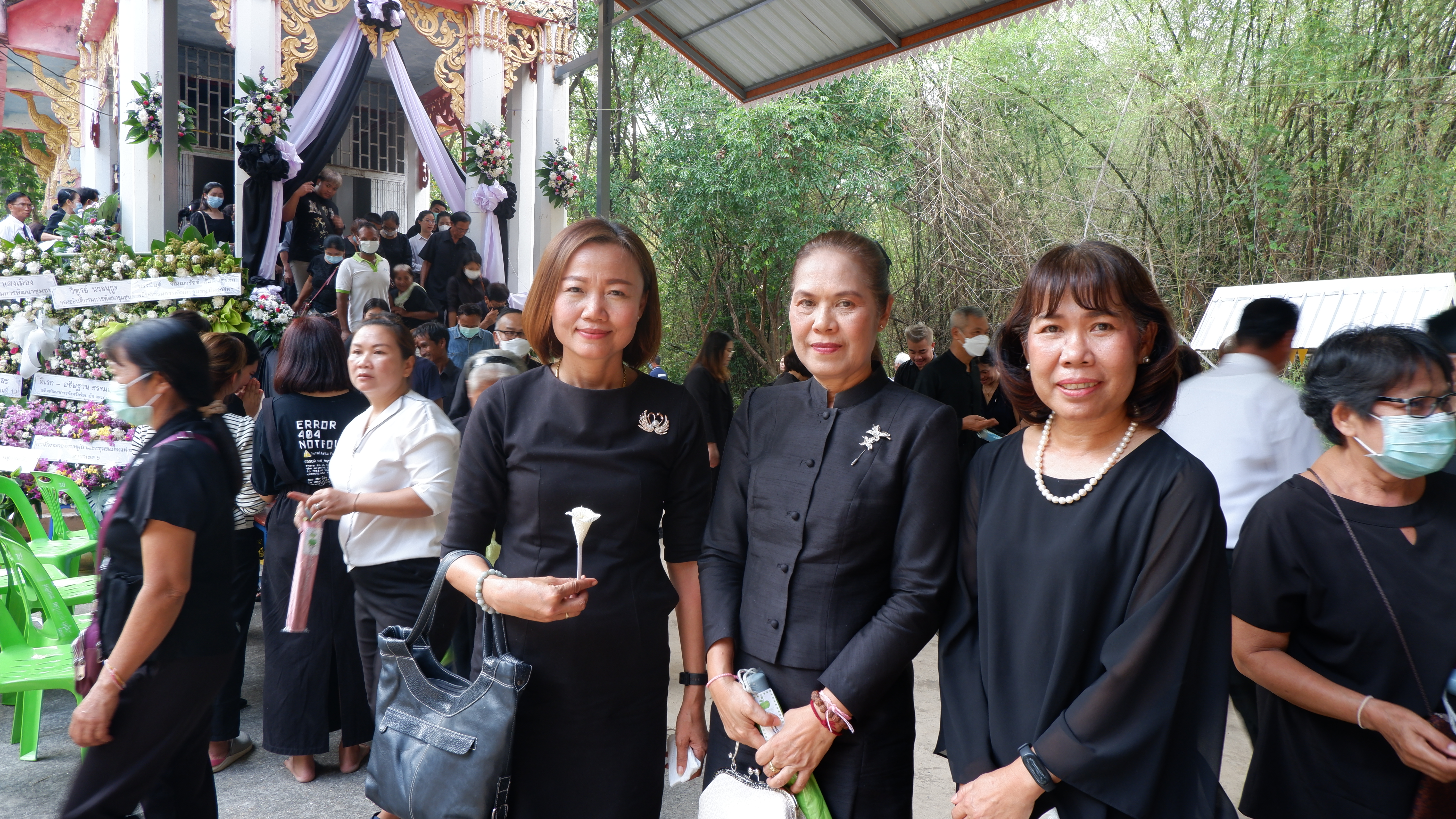 ? พช.ขอนแก่น : ร่วมงานฌาปนกิจศพ นายศักดา ศิริสมบัติ ตำแหน่ง พนักงานขับรถ สังกัดกลุ่มงานประสานและสนับสนุนการบริหารงานพัฒนาชุมชน สพจ.ขอนแก่น