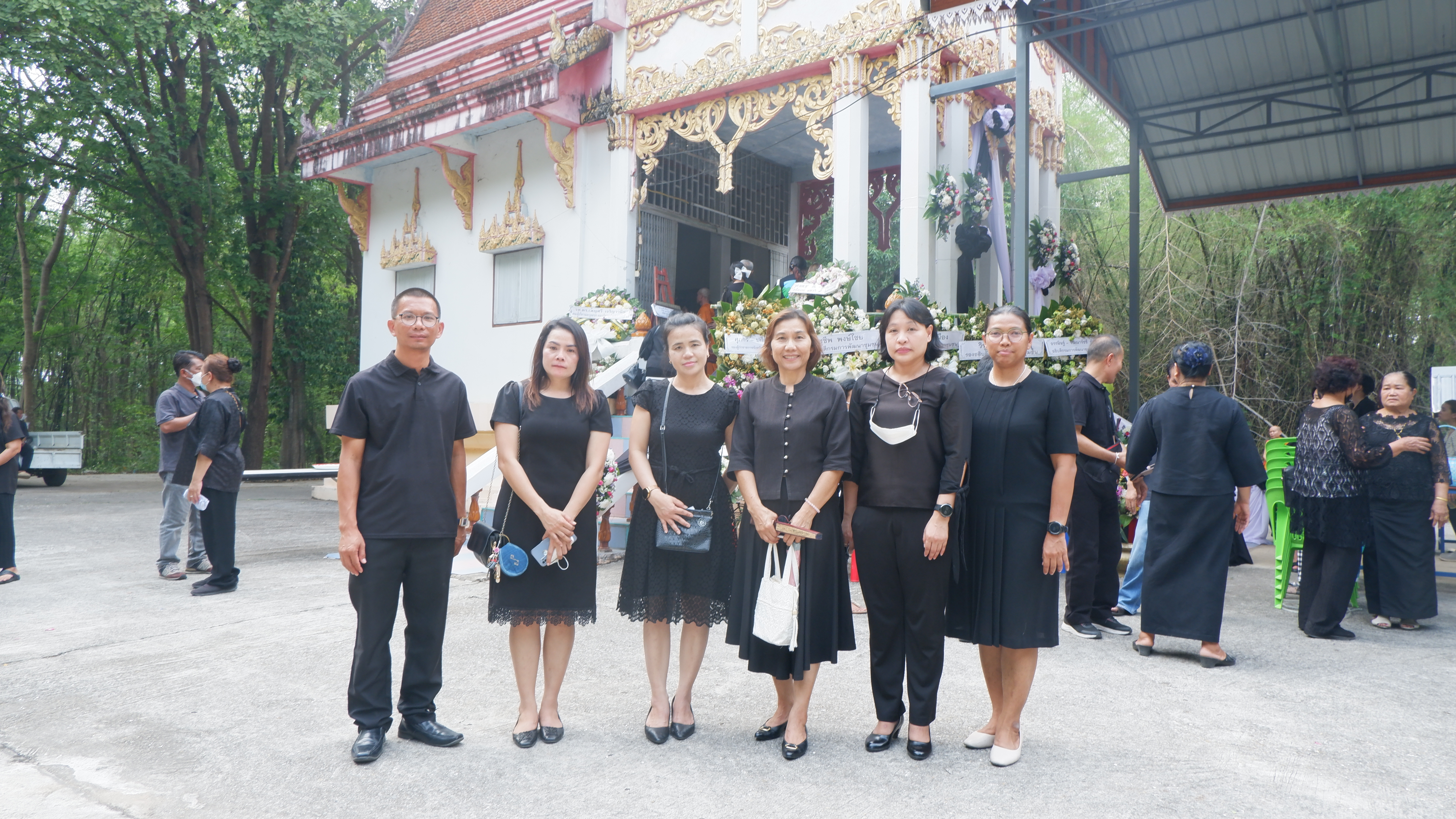 ? พช.ขอนแก่น : ร่วมงานฌาปนกิจศพ นายศักดา ศิริสมบัติ ตำแหน่ง พนักงานขับรถ สังกัดกลุ่มงานประสานและสนับสนุนการบริหารงานพัฒนาชุมชน สพจ.ขอนแก่น