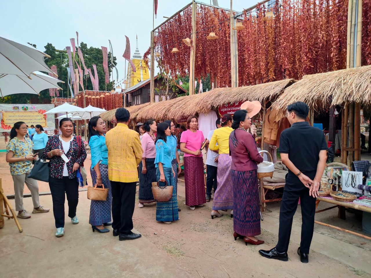 ? พช.ขอนแก่น : กระตุ้นเศรษฐกิจ จัดตลาดส่งเสริมช่องทางการตลาดผลิตภัณฑ์กลุ่มอาชีพสมาชิกกองทุนพัฒนาบทบาทสตรี