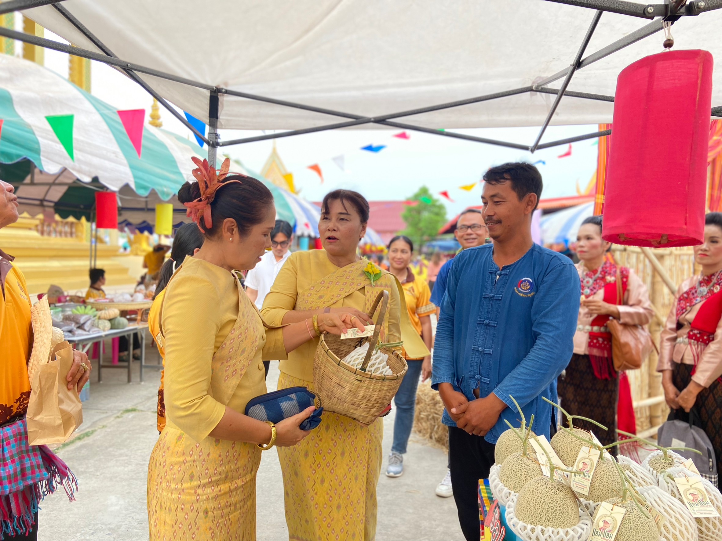 ? พช.ขอนแก่น : ร่วมงานแผ่นดินพระเจ้าใหญ่รวมใจของดีอำเภอซำสูง พิธีรำบวงสรวงองค์หลวงปู่พระเจ้าใหญ่ ณ วัดโพธิ์ชัย บ้านกระนวน อ.ซำสูง จ.ขอนแก่น