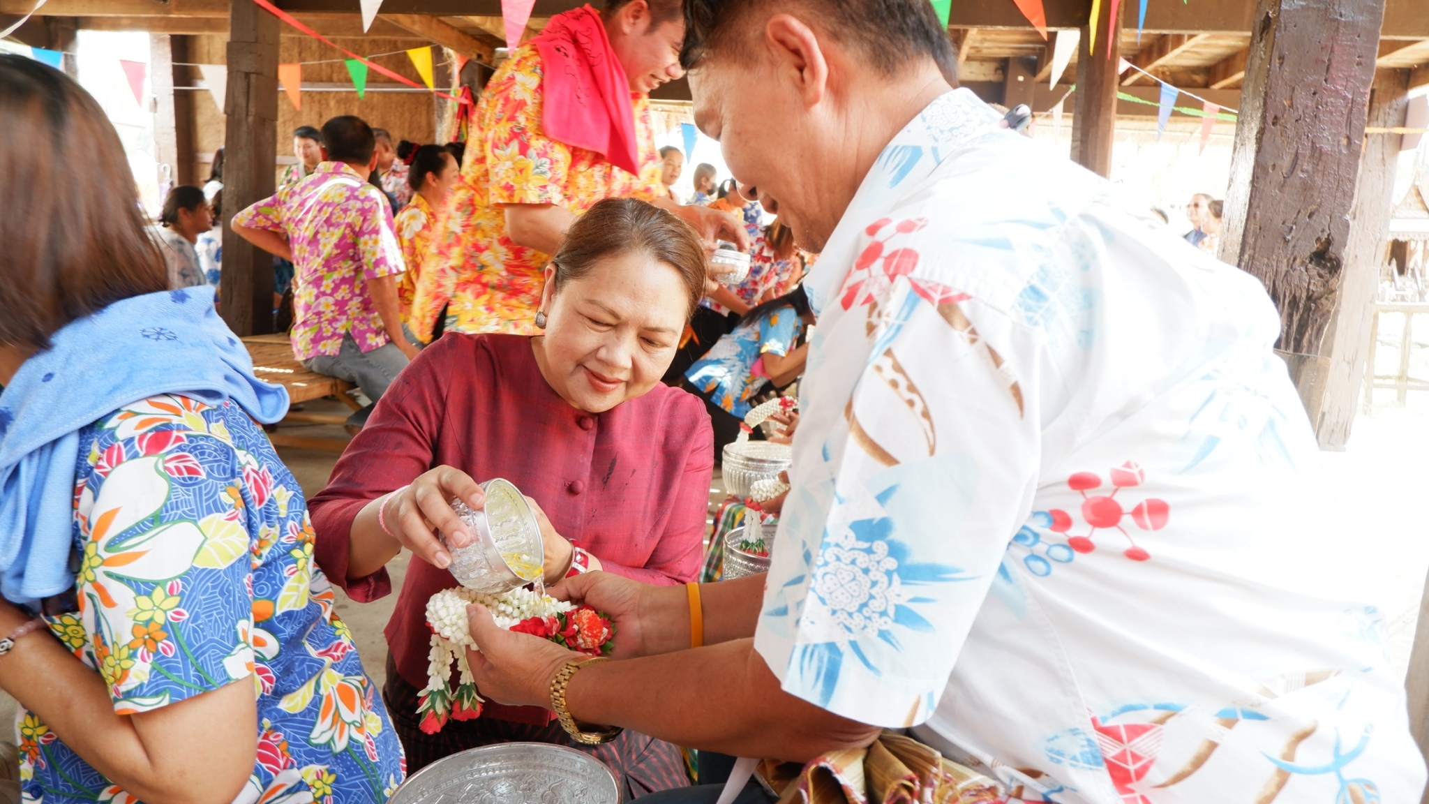 ? พช.ขอนแก่น : รดน้ำ ขอพร เนื่องในวันสงกรานต์ ประจำปี 2566