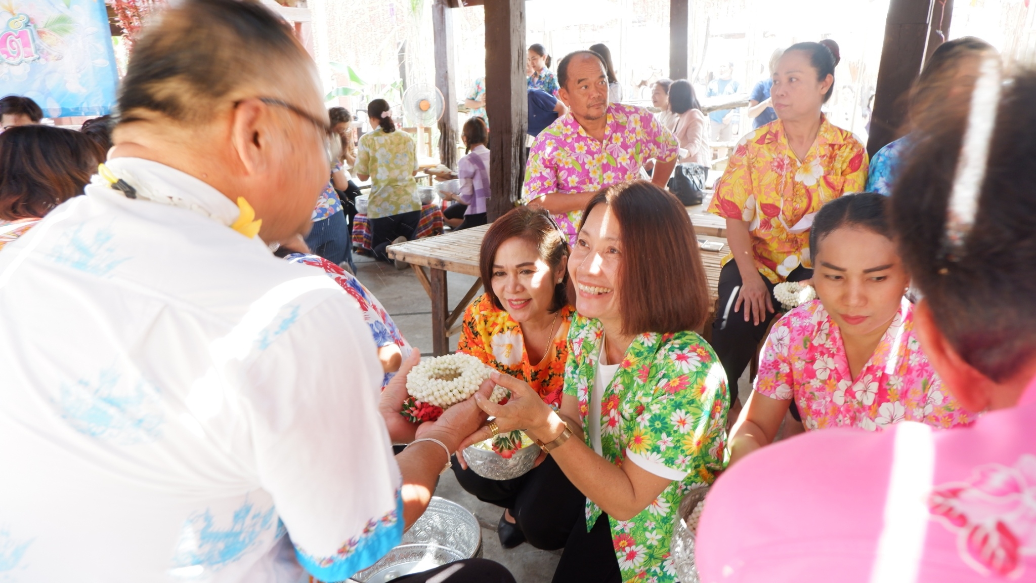 ? พช.ขอนแก่น : รดน้ำ ขอพร เนื่องในวันสงกรานต์ ประจำปี 2566