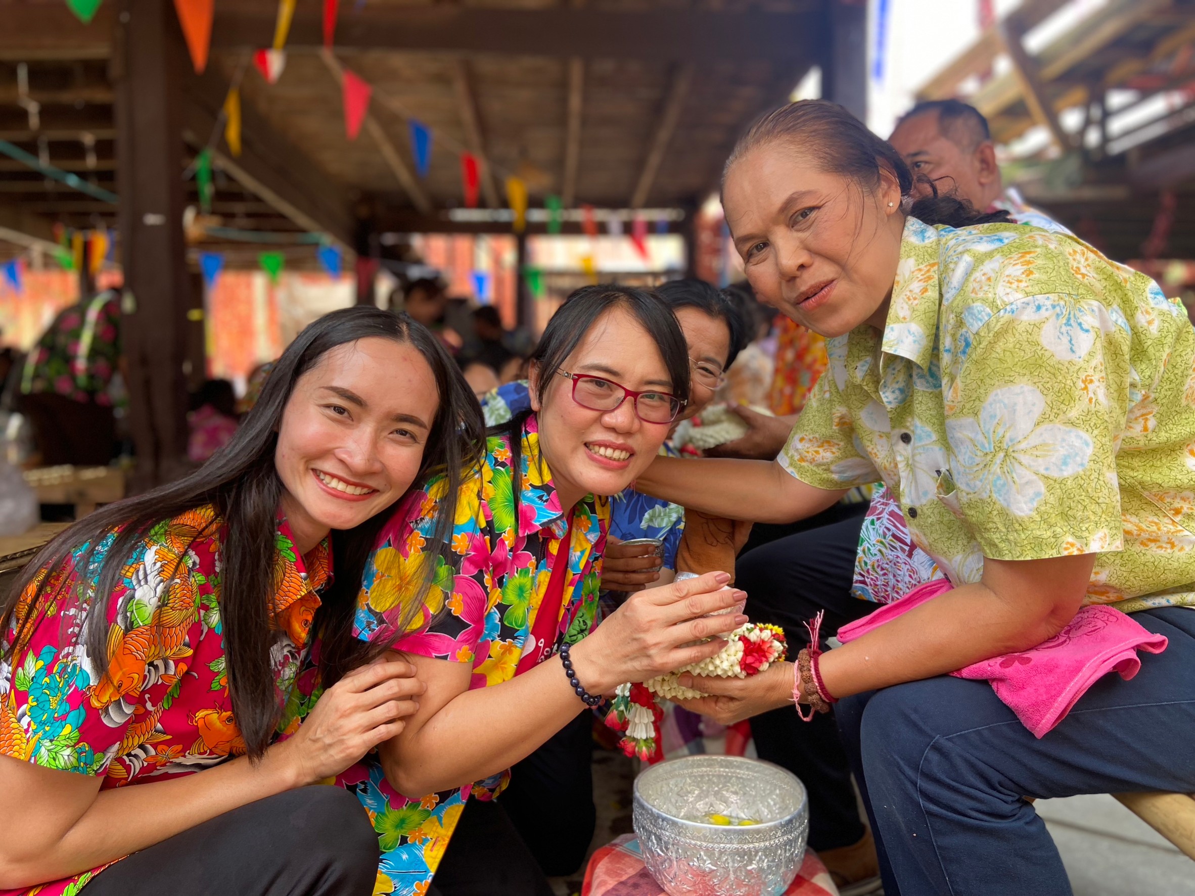 ? พช.ขอนแก่น : รดน้ำ ขอพร เนื่องในวันสงกรานต์ ประจำปี 2566