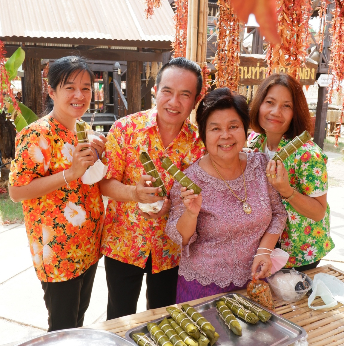 ? พช.ขอนแก่น : รดน้ำ ขอพร เนื่องในวันสงกรานต์ ประจำปี 2566