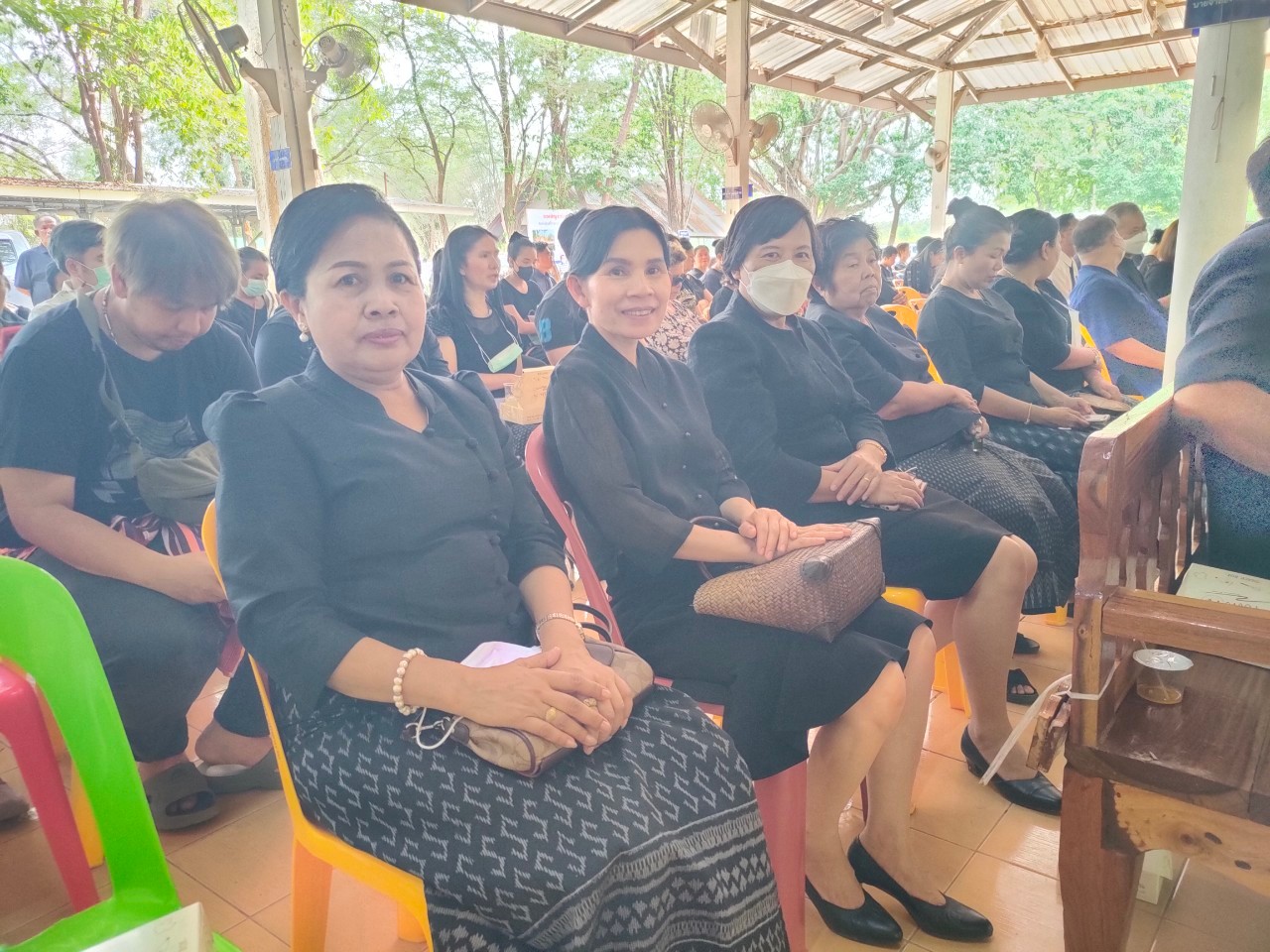 ? พช.ขอนแก่น : ร่วมงานฌาปนกิจศพ นายศักดา ศิริสมบัติ ตำแหน่ง พนักงานขับรถ สังกัดกลุ่มงานประสานและสนับสนุนการบริหารงานพัฒนาชุมชน สพจ.ขอนแก่น