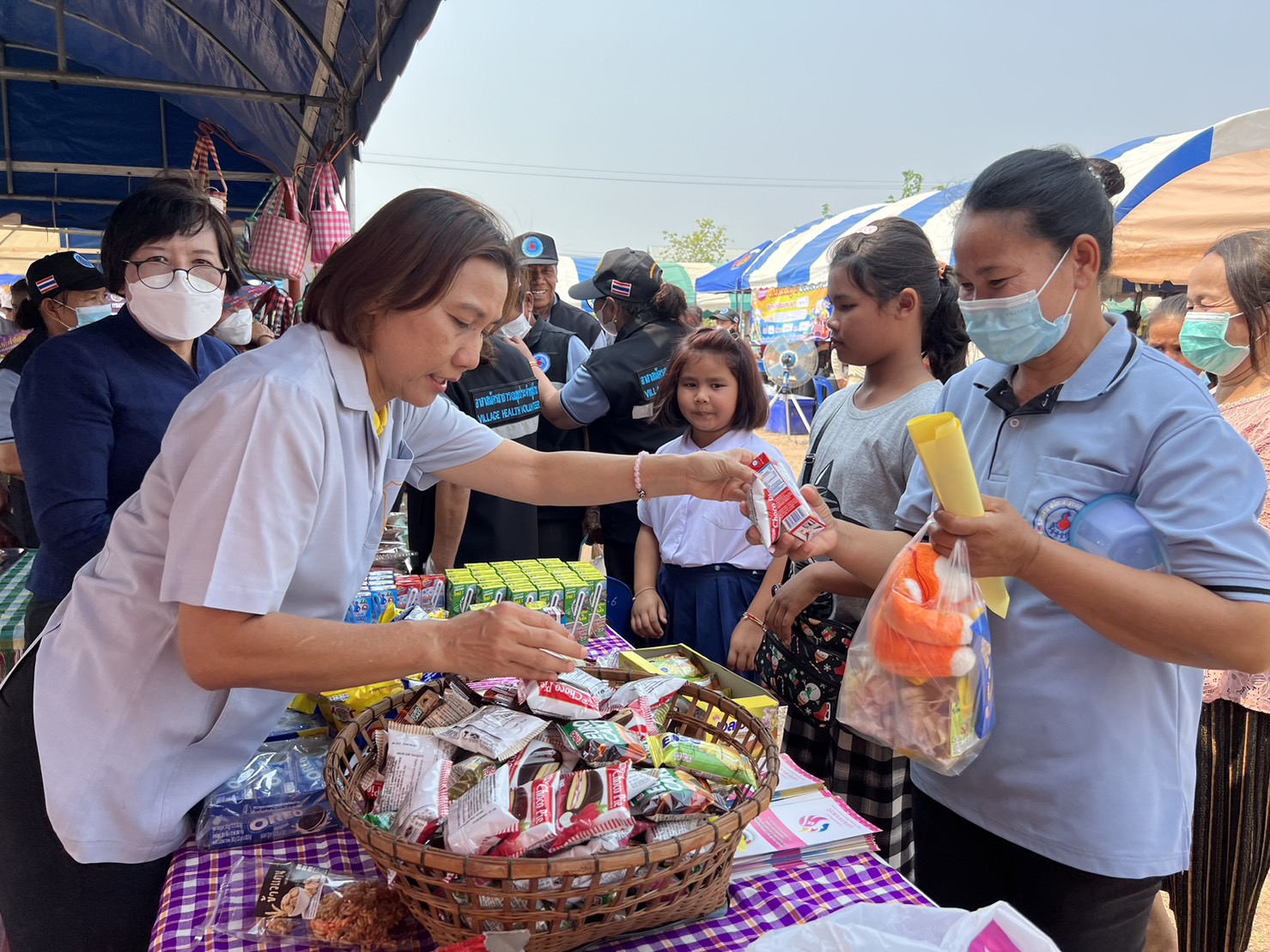 ? พช.ขอนแก่น : ร่วมการออกหน่วยแพทย์เคลื่อนที่ พอ.สว และหน่วยบำบัดทุกข์ บำรุงสุข สร้างรอยยิ้มให้กับประชาชนในพื้นที่อำเภอเปือยน้อย ประจำเดือนเมษายน 2566