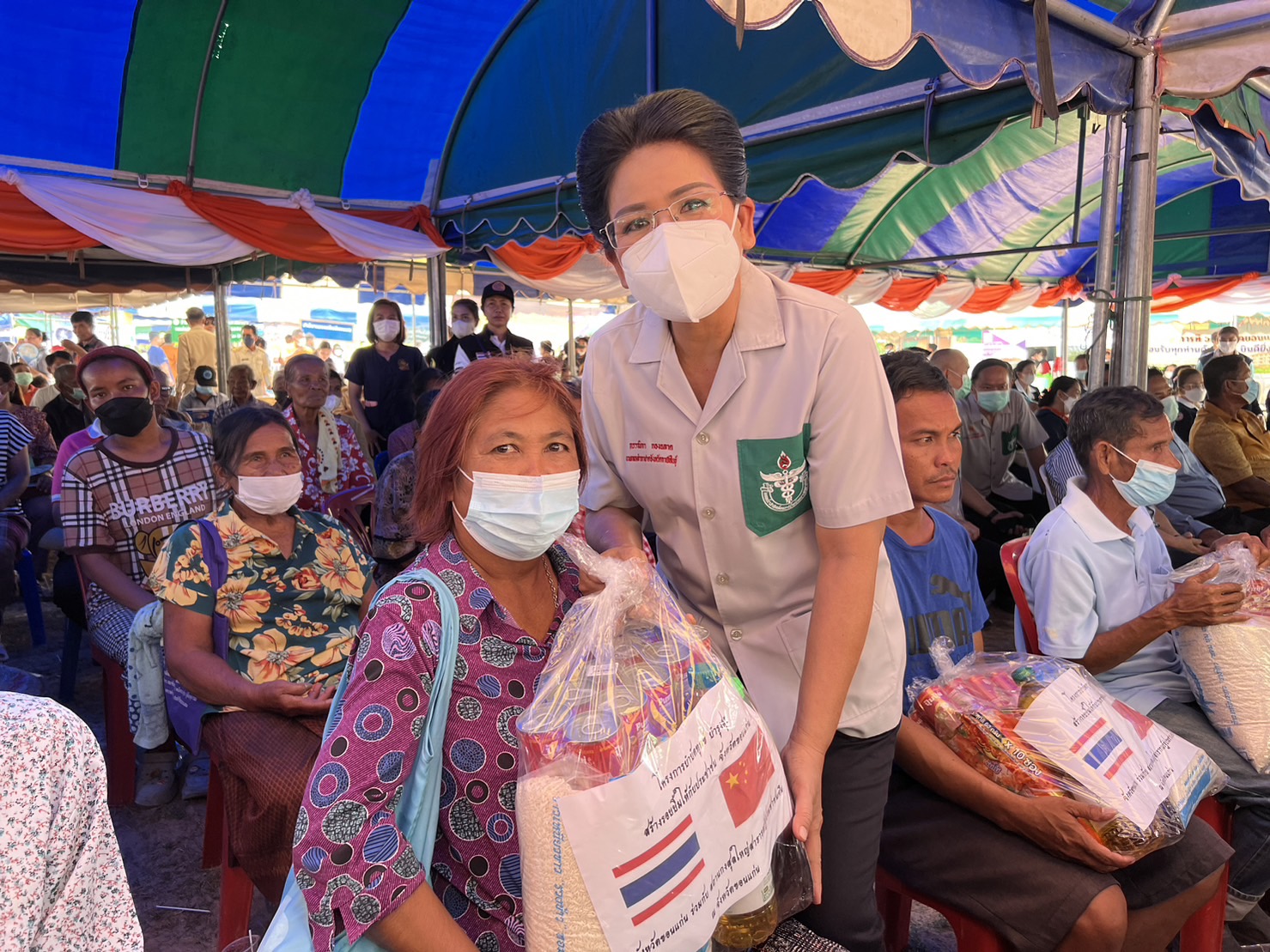 ? พช.ขอนแก่น : ร่วมการออกหน่วยแพทย์เคลื่อนที่ พอ.สว และหน่วยบำบัดทุกข์ บำรุงสุข สร้างรอยยิ้มให้กับประชาชนในพื้นที่อำเภอเปือยน้อย ประจำเดือนเมษายน 2566