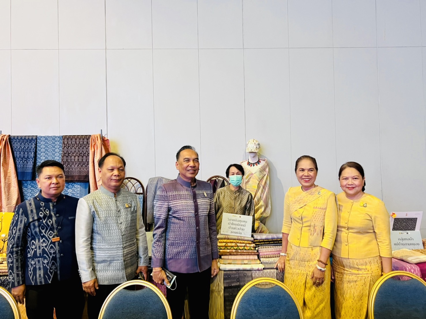 ?พช.ขอนแก่น : ร่วมงานพิธีแถลงข่าวประกวดผ้าลายพระราชทาน “ผ้าลายดอกรักราชกัญญา” ณ มณฑาทิพย์ ฮอลล์ ต.หมากแข้ง อ.เมืองอุดรธานี จ.อุดรธานี