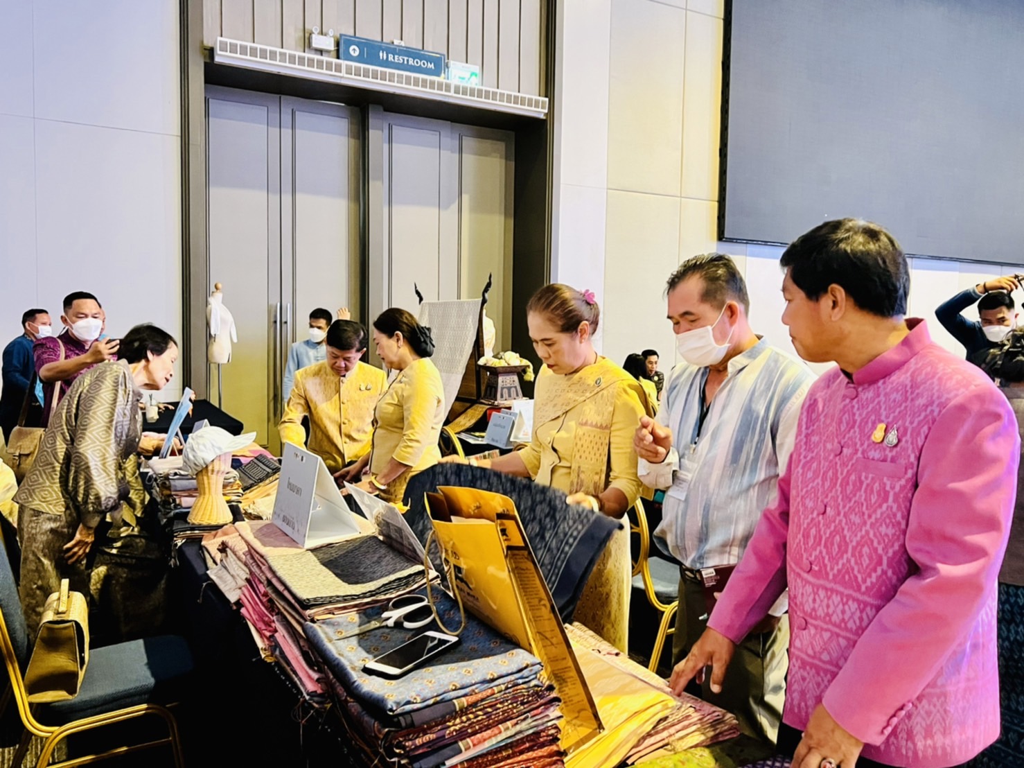 ?พช.ขอนแก่น : ร่วมงานพิธีแถลงข่าวประกวดผ้าลายพระราชทาน “ผ้าลายดอกรักราชกัญญา” ณ มณฑาทิพย์ ฮอลล์ ต.หมากแข้ง อ.เมืองอุดรธานี จ.อุดรธานี