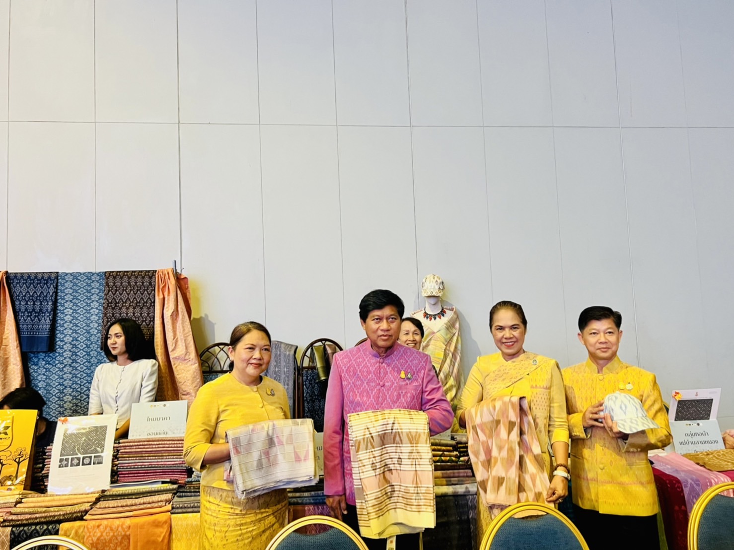 ?พช.ขอนแก่น : ร่วมงานพิธีแถลงข่าวประกวดผ้าลายพระราชทาน “ผ้าลายดอกรักราชกัญญา” ณ มณฑาทิพย์ ฮอลล์ ต.หมากแข้ง อ.เมืองอุดรธานี จ.อุดรธานี