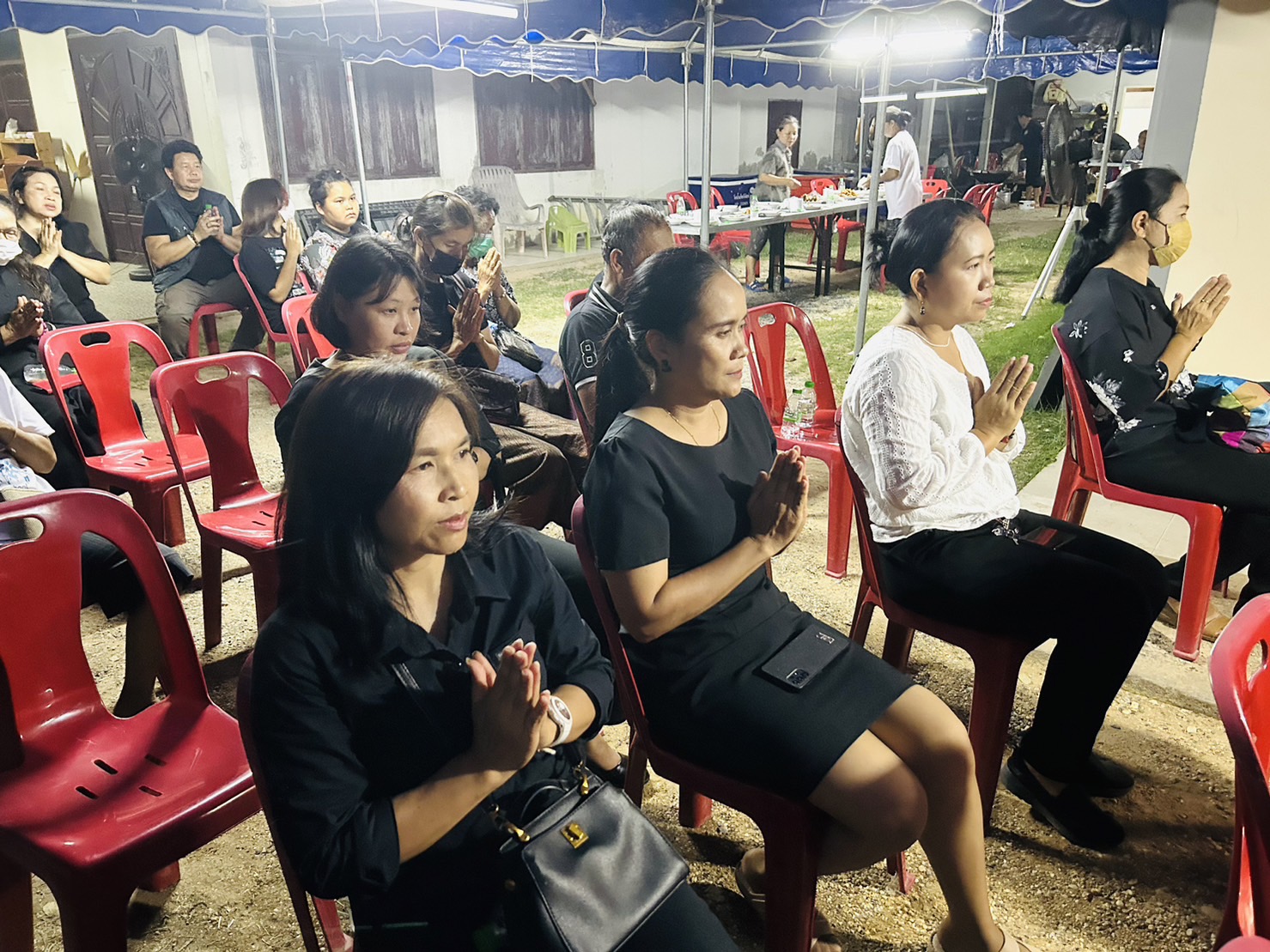? พช.ขอนแก่น : ร่วมเป็นเจ้าภาพฟังสวดพระอภิธรรม นางพิมพา ศรีคันธะรักษ์ มารดาของนางสาวศิริพร กาวะโล นักจัดการงานทั่วไป สพจ.ขอนแก่น