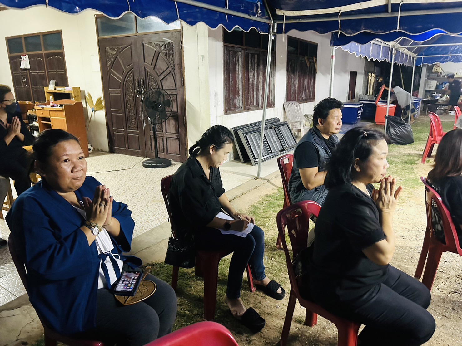 ? พช.ขอนแก่น : ร่วมเป็นเจ้าภาพฟังสวดพระอภิธรรม นางพิมพา ศรีคันธะรักษ์ มารดาของนางสาวศิริพร กาวะโล นักจัดการงานทั่วไป สพจ.ขอนแก่น