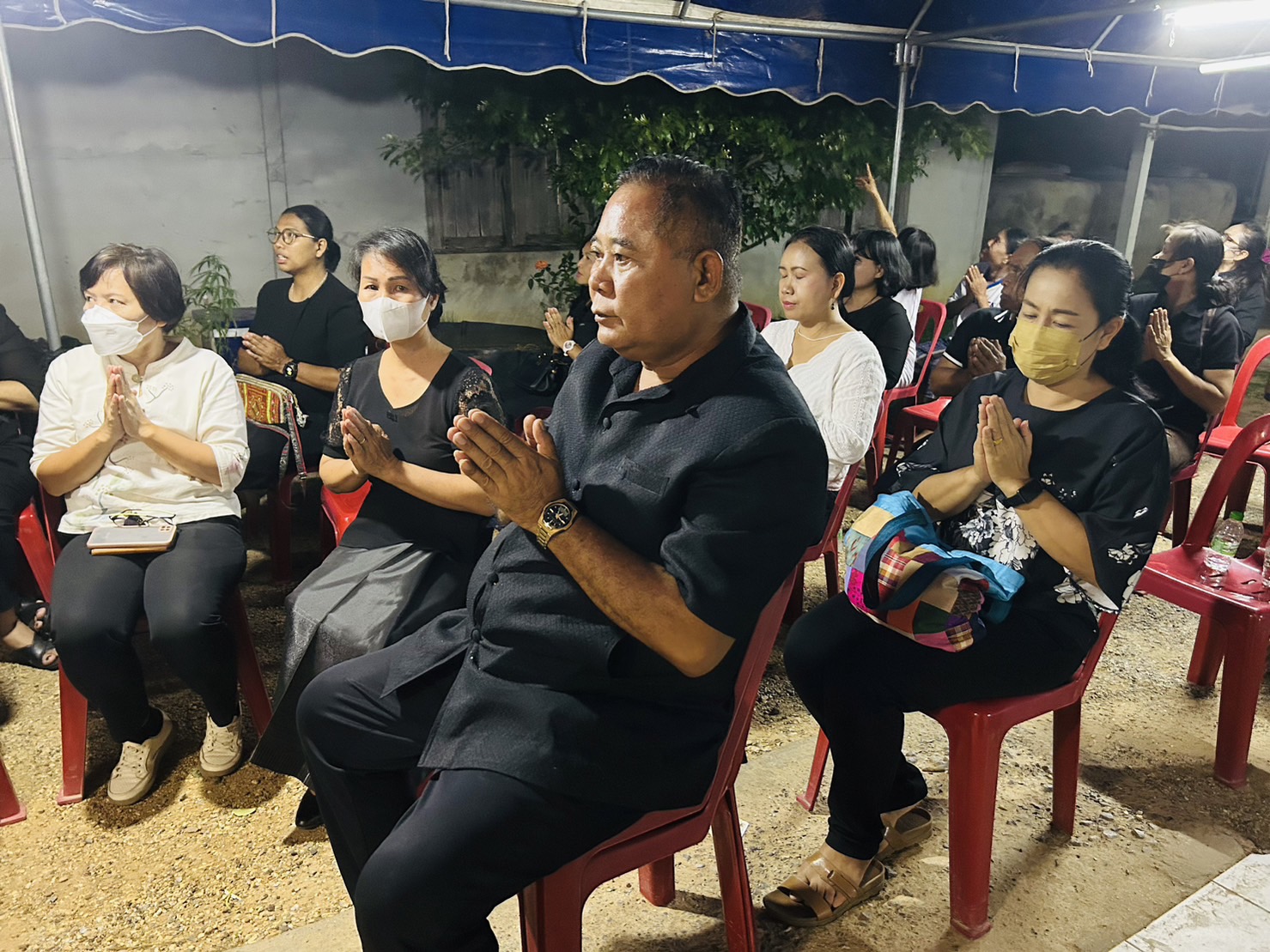 ? พช.ขอนแก่น : ร่วมเป็นเจ้าภาพฟังสวดพระอภิธรรม นางพิมพา ศรีคันธะรักษ์ มารดาของนางสาวศิริพร กาวะโล นักจัดการงานทั่วไป สพจ.ขอนแก่น