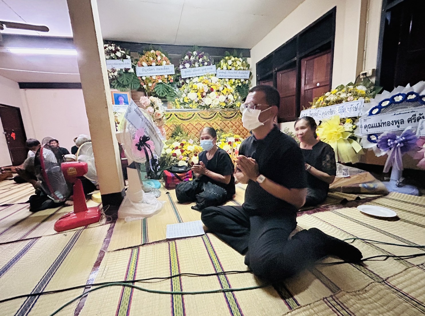 ? พช.ขอนแก่น : ร่วมเป็นเจ้าภาพฟังสวดพระอภิธรรม นางพิมพา ศรีคันธะรักษ์ มารดาของนางสาวศิริพร กาวะโล นักจัดการงานทั่วไป สพจ.ขอนแก่น