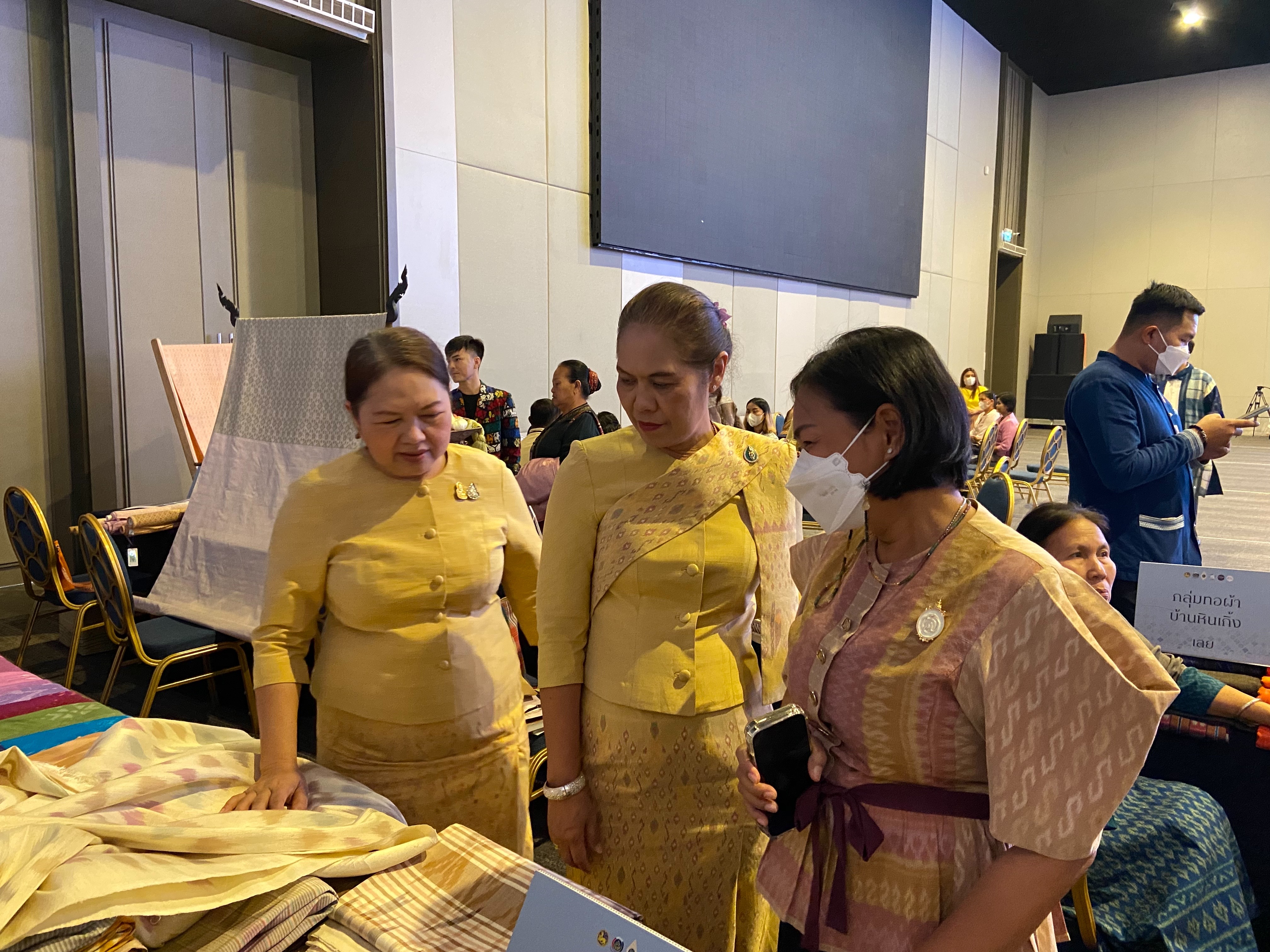 ?พช.ขอนแก่น : ร่วมงานพิธีแถลงข่าวประกวดผ้าลายพระราชทาน “ผ้าลายดอกรักราชกัญญา” ณ มณฑาทิพย์ ฮอลล์ ต.หมากแข้ง อ.เมืองอุดรธานี จ.อุดรธานี