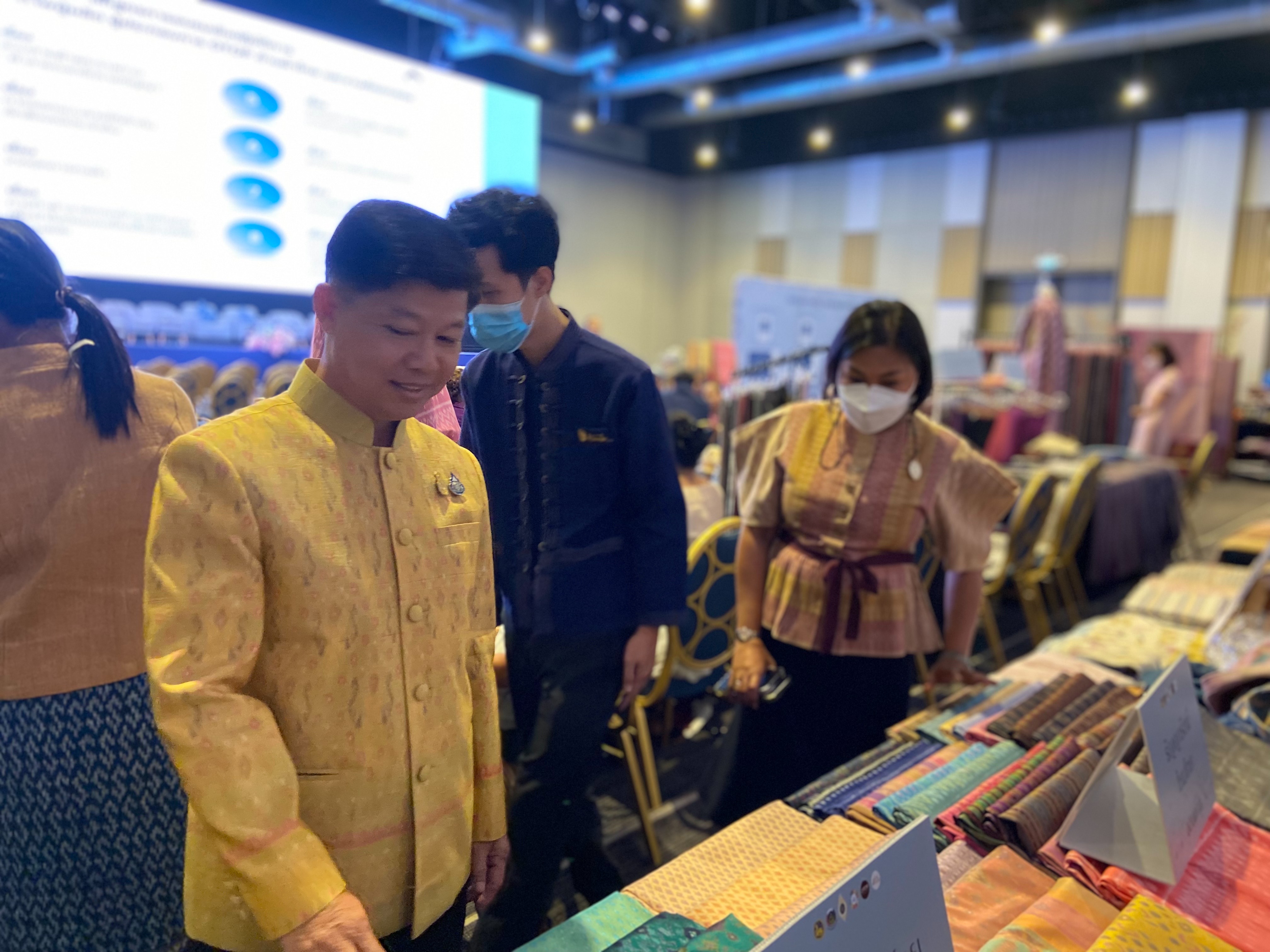 ?พช.ขอนแก่น : ร่วมงานพิธีแถลงข่าวประกวดผ้าลายพระราชทาน “ผ้าลายดอกรักราชกัญญา” ณ มณฑาทิพย์ ฮอลล์ ต.หมากแข้ง อ.เมืองอุดรธานี จ.อุดรธานี