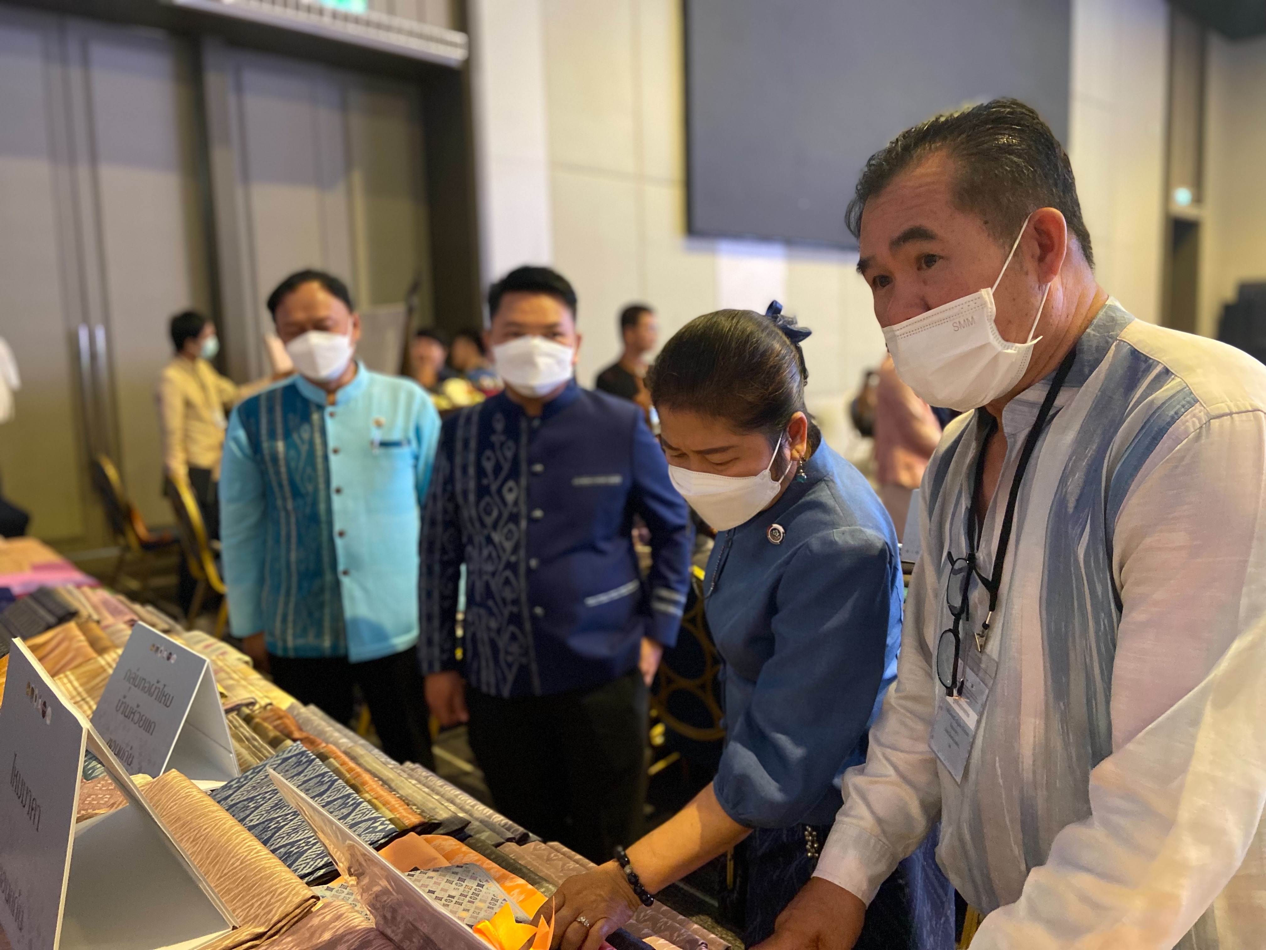 ?พช.ขอนแก่น : ร่วมงานพิธีแถลงข่าวประกวดผ้าลายพระราชทาน “ผ้าลายดอกรักราชกัญญา” ณ มณฑาทิพย์ ฮอลล์ ต.หมากแข้ง อ.เมืองอุดรธานี จ.อุดรธานี