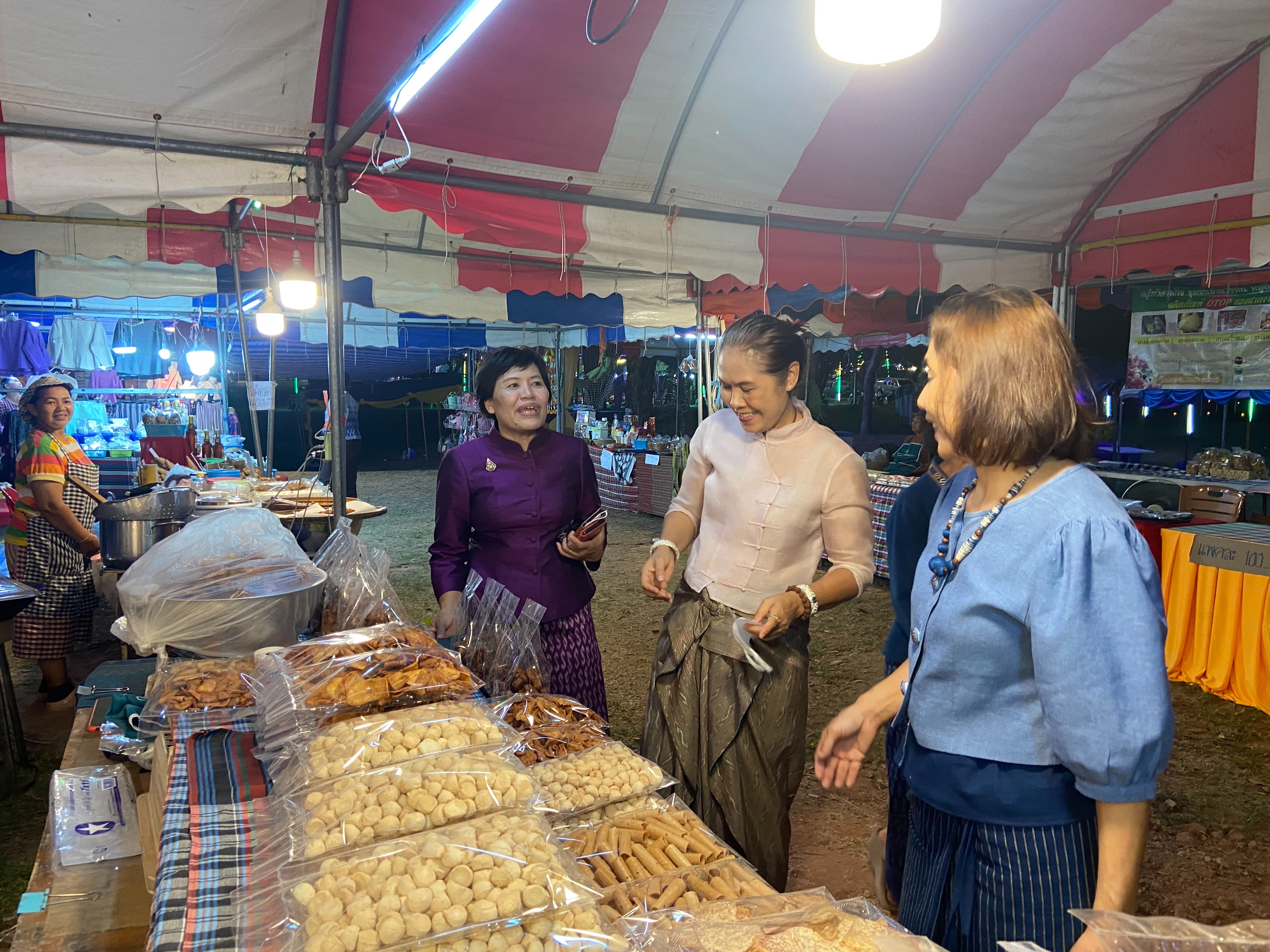 ?พช.ขอนแก่น : ร่วมงานศิวะราตรี ปูชะนียาลัย ปราสาทเปือยน้อย ชม ชิม ช้อป สินค้าOTOP อำเภอเปือยน้อย