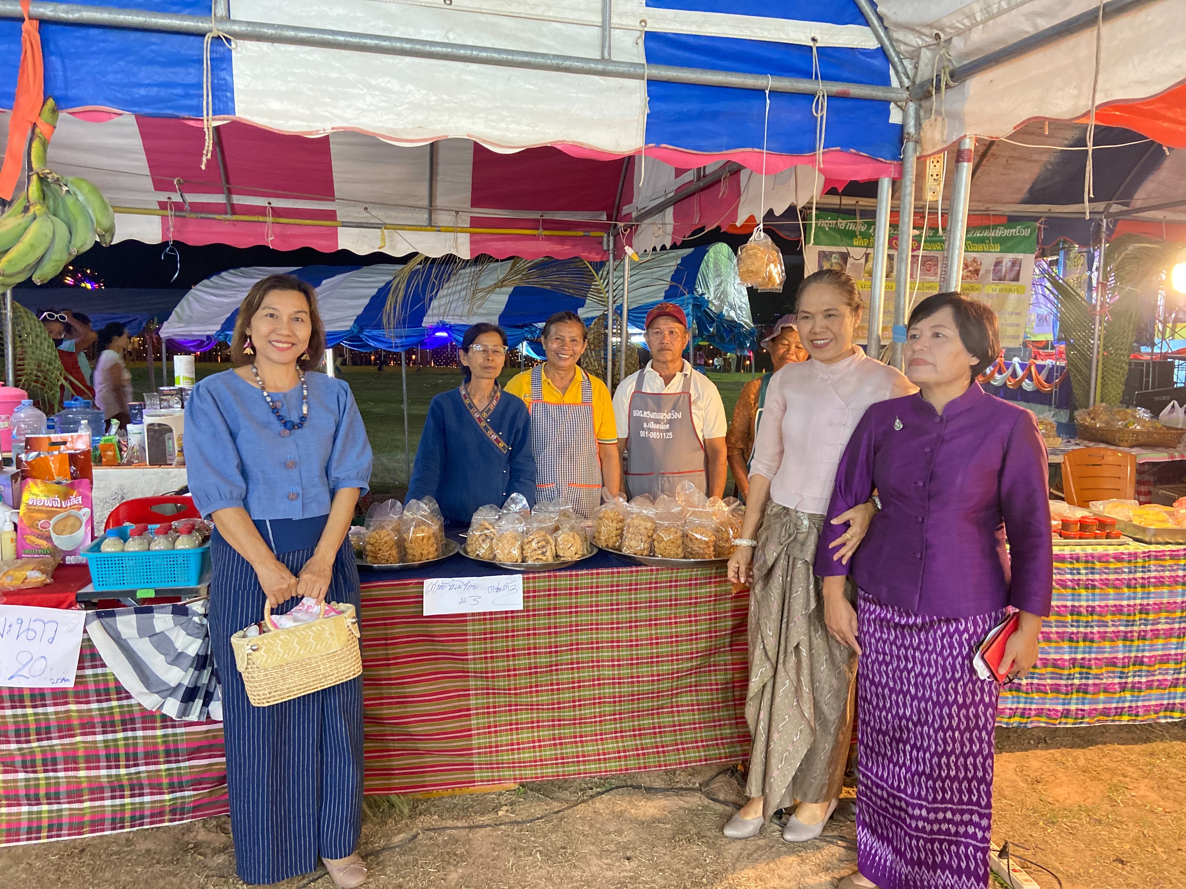 ?พช.ขอนแก่น : ร่วมงานศิวะราตรี ปูชะนียาลัย ปราสาทเปือยน้อย ชม ชิม ช้อป สินค้าOTOP อำเภอเปือยน้อย