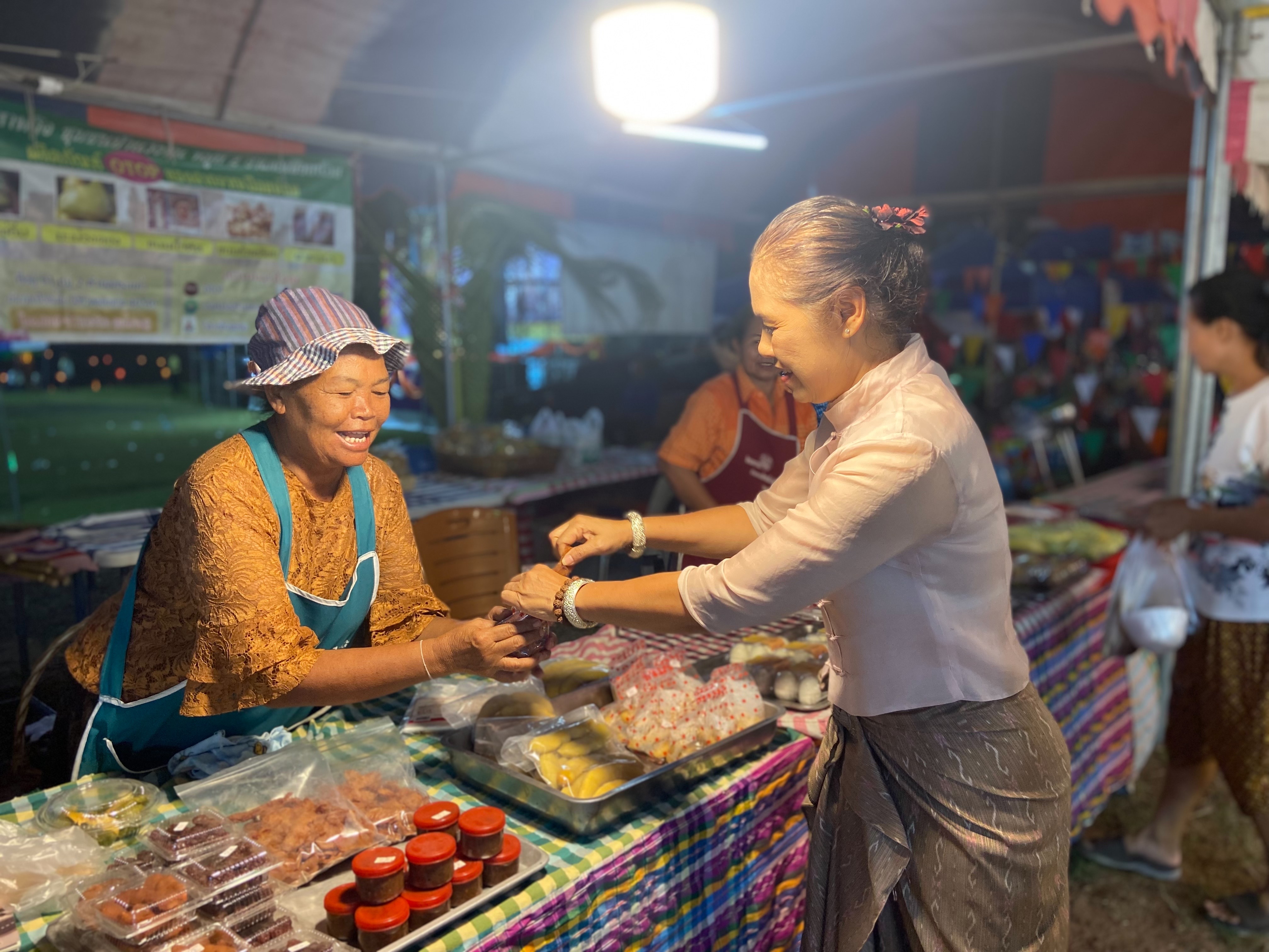 ?พช.ขอนแก่น : ร่วมงานศิวะราตรี ปูชะนียาลัย ปราสาทเปือยน้อย ชม ชิม ช้อป สินค้าOTOP อำเภอเปือยน้อย