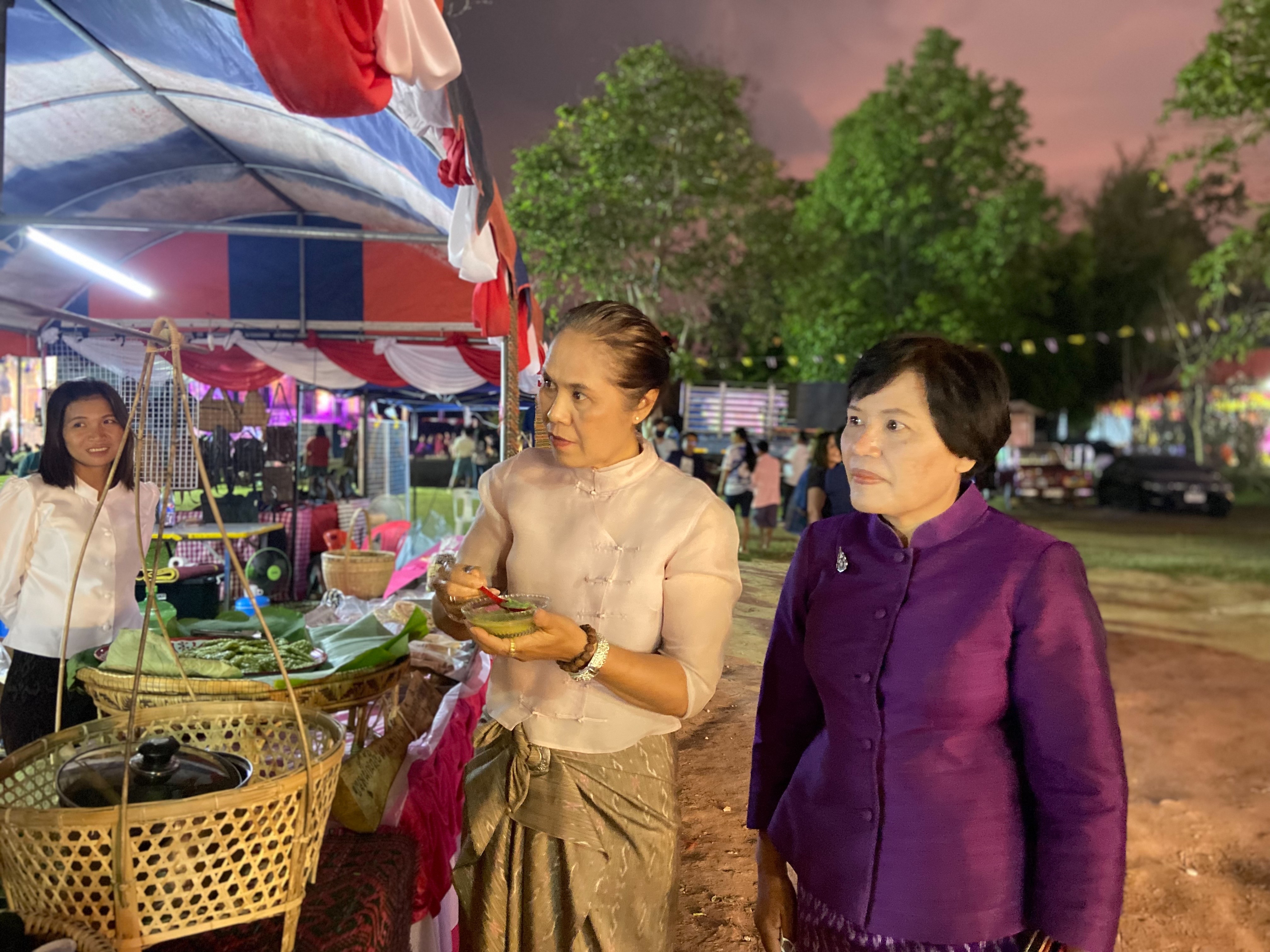 ?พช.ขอนแก่น : ร่วมงานศิวะราตรี ปูชะนียาลัย ปราสาทเปือยน้อย ชม ชิม ช้อป สินค้าOTOP อำเภอเปือยน้อย