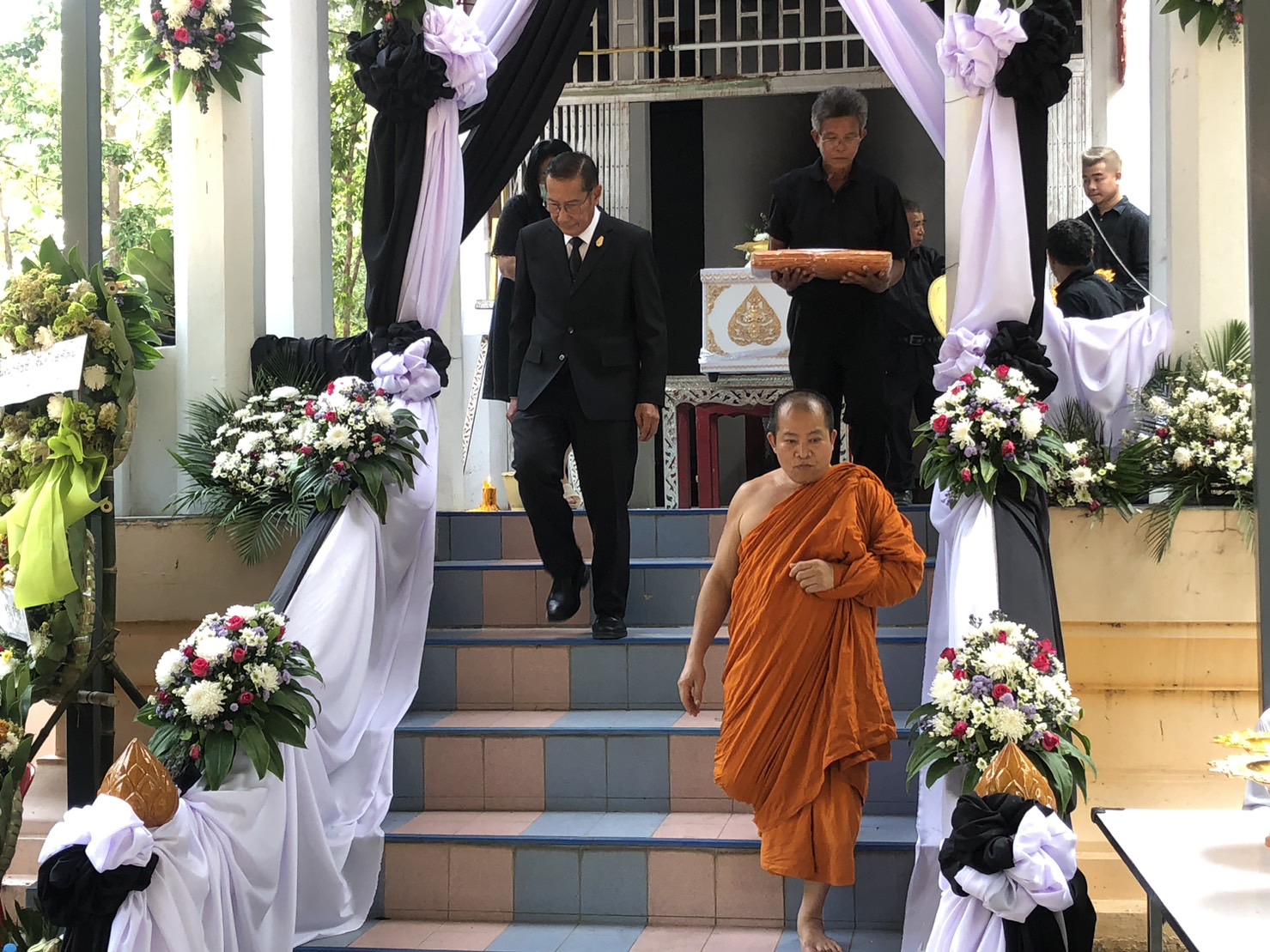 ? พช.ขอนแก่น : ร่วมงานฌาปนกิจศพ นายศักดา ศิริสมบัติ ตำแหน่ง พนักงานขับรถ สังกัดกลุ่มงานประสานและสนับสนุนการบริหารงานพัฒนาชุมชน สพจ.ขอนแก่น