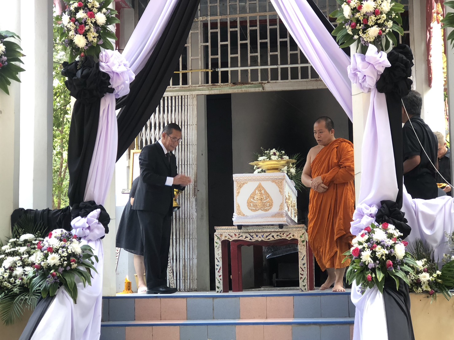 ? พช.ขอนแก่น : ร่วมงานฌาปนกิจศพ นายศักดา ศิริสมบัติ ตำแหน่ง พนักงานขับรถ สังกัดกลุ่มงานประสานและสนับสนุนการบริหารงานพัฒนาชุมชน สพจ.ขอนแก่น