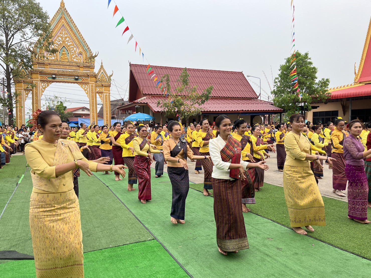 ? พช.ขอนแก่น : ร่วมงานแผ่นดินพระเจ้าใหญ่รวมใจของดีอำเภอซำสูง พิธีรำบวงสรวงองค์หลวงปู่พระเจ้าใหญ่ ณ วัดโพธิ์ชัย บ้านกระนวน อ.ซำสูง จ.ขอนแก่น