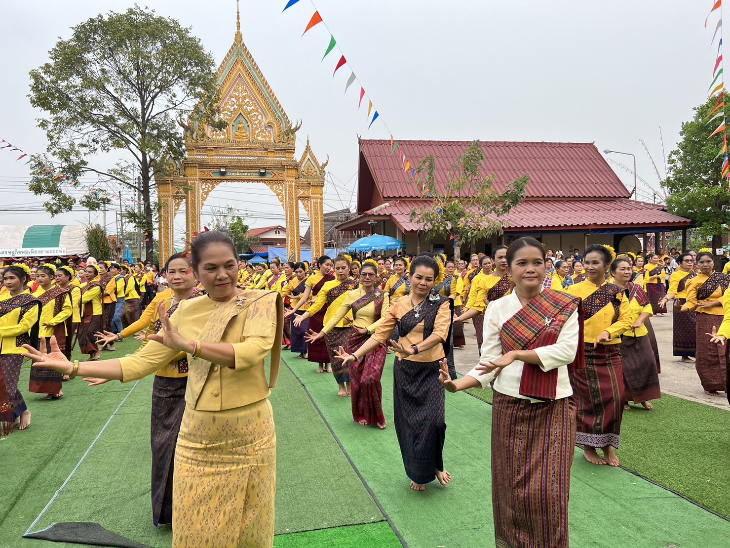 ? พช.ขอนแก่น : ร่วมงานแผ่นดินพระเจ้าใหญ่รวมใจของดีอำเภอซำสูง พิธีรำบวงสรวงองค์หลวงปู่พระเจ้าใหญ่ ณ วัดโพธิ์ชัย บ้านกระนวน อ.ซำสูง จ.ขอนแก่น