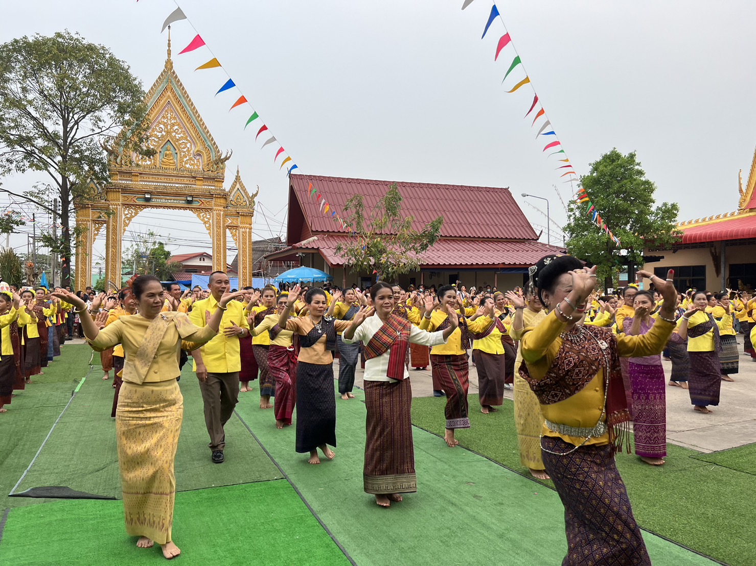 ? พช.ขอนแก่น : ร่วมงานแผ่นดินพระเจ้าใหญ่รวมใจของดีอำเภอซำสูง พิธีรำบวงสรวงองค์หลวงปู่พระเจ้าใหญ่ ณ วัดโพธิ์ชัย บ้านกระนวน อ.ซำสูง จ.ขอนแก่น