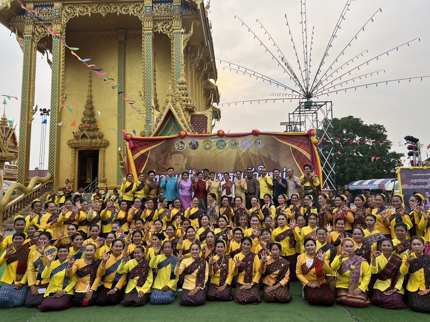 ? พช.ขอนแก่น : ร่วมงานแผ่นดินพระเจ้าใหญ่รวมใจของดีอำเภอซำสูง พิธีรำบวงสรวงองค์หลวงปู่พระเจ้าใหญ่ ณ วัดโพธิ์ชัย บ้านกระนวน อ.ซำสูง จ.ขอนแก่น