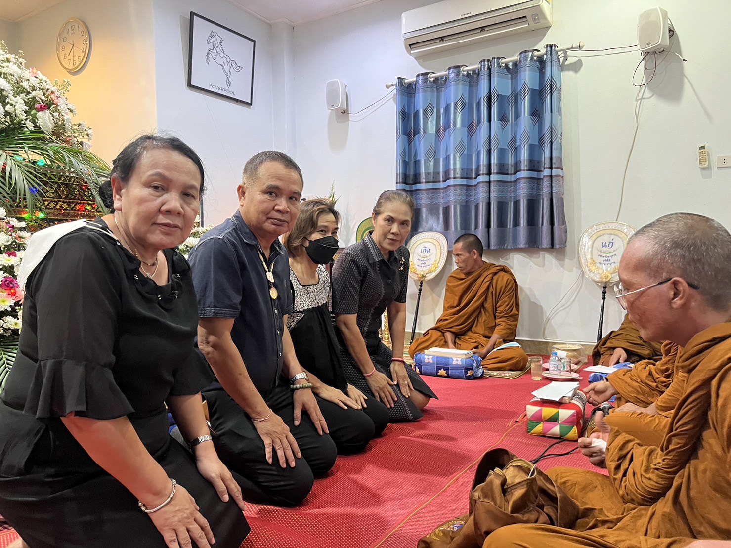 ? พช.ขอนแก่น : ร่วมเป็นเจ้าภาพฟังสวดพระอภิธรรม นายศักดา ศิริสมบัติ ตำแหน่ง พนักงานขับรถ สังกัดกลุ่มงานประสานและสนับสนุนการบริหารงานพัฒนาชุมชน สพจ.ขอนแก่น