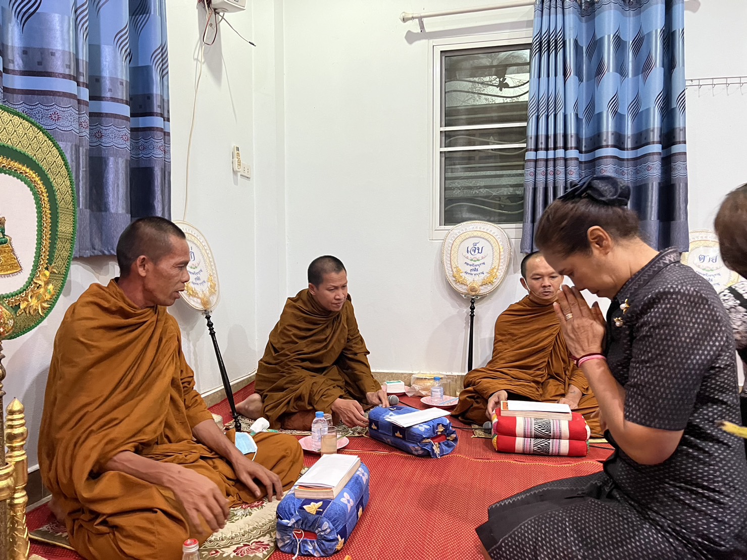 ? พช.ขอนแก่น : ร่วมเป็นเจ้าภาพฟังสวดพระอภิธรรม นายศักดา ศิริสมบัติ ตำแหน่ง พนักงานขับรถ สังกัดกลุ่มงานประสานและสนับสนุนการบริหารงานพัฒนาชุมชน สพจ.ขอนแก่น