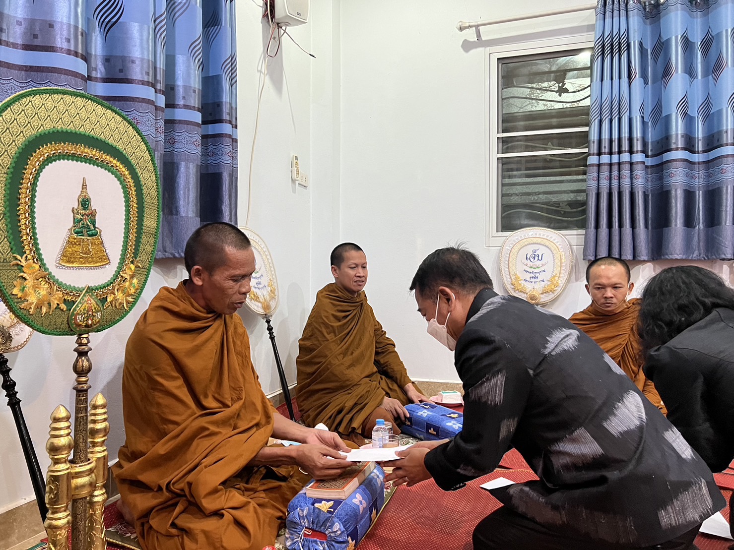 ? พช.ขอนแก่น : ร่วมเป็นเจ้าภาพฟังสวดพระอภิธรรม นายศักดา ศิริสมบัติ ตำแหน่ง พนักงานขับรถ สังกัดกลุ่มงานประสานและสนับสนุนการบริหารงานพัฒนาชุมชน สพจ.ขอนแก่น