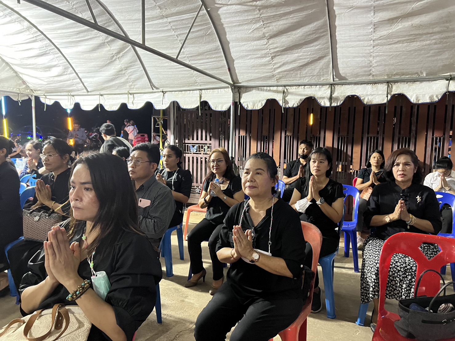 ? พช.ขอนแก่น : ร่วมเป็นเจ้าภาพฟังสวดพระอภิธรรม นายศักดา ศิริสมบัติ ตำแหน่ง พนักงานขับรถ สังกัดกลุ่มงานประสานและสนับสนุนการบริหารงานพัฒนาชุมชน สพจ.ขอนแก่น