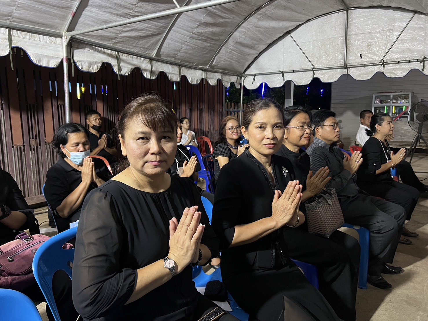 ? พช.ขอนแก่น : ร่วมเป็นเจ้าภาพฟังสวดพระอภิธรรม นายศักดา ศิริสมบัติ ตำแหน่ง พนักงานขับรถ สังกัดกลุ่มงานประสานและสนับสนุนการบริหารงานพัฒนาชุมชน สพจ.ขอนแก่น