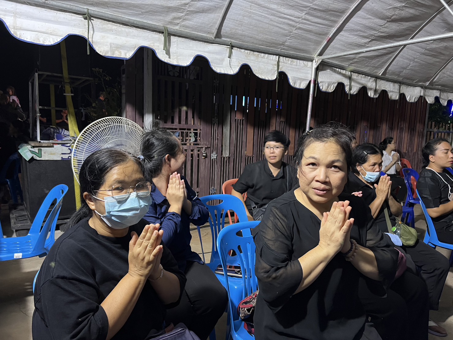 ? พช.ขอนแก่น : ร่วมเป็นเจ้าภาพฟังสวดพระอภิธรรม นายศักดา ศิริสมบัติ ตำแหน่ง พนักงานขับรถ สังกัดกลุ่มงานประสานและสนับสนุนการบริหารงานพัฒนาชุมชน สพจ.ขอนแก่น