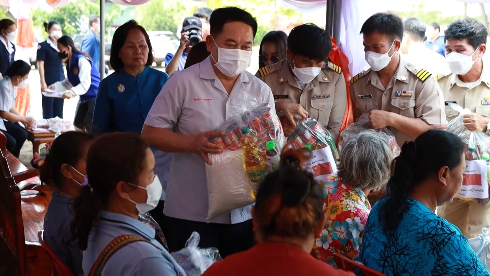 ? พช.ขอนแก่น : ร่วมการออกหน่วยแพทย์เคลื่อนที่ พอ.สว และหน่วยบำบัดทุกข์ บำรุงสุข สร้างรอยยิ้มให้กับประชาชนในพื้นที่อำเภอเปือยน้อย ประจำเดือนเมษายน 2566