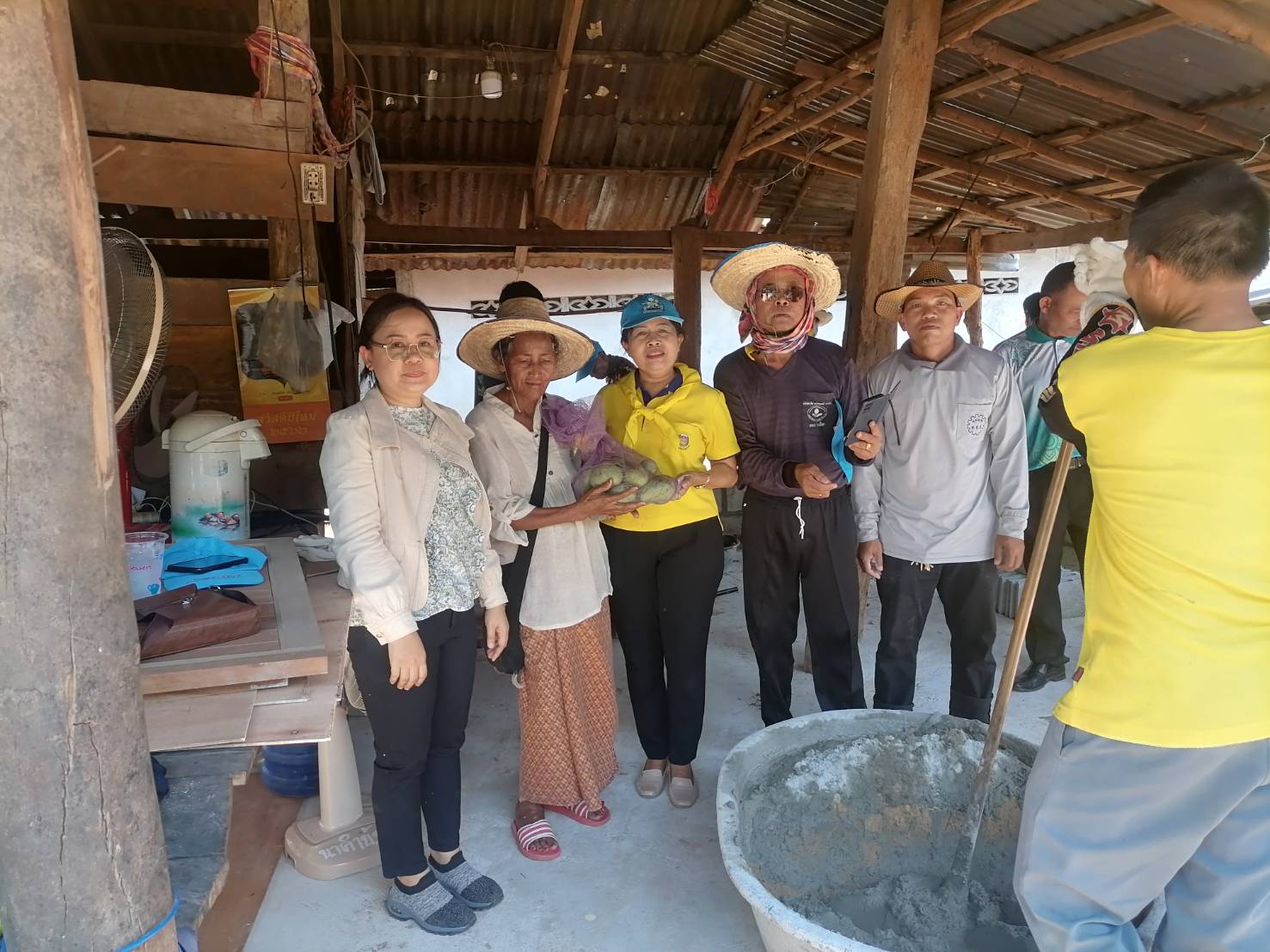 พช.ขอนแก่น : อำเภอชุมแพ ร่วมจิตอาสาปรับปรุงบ้านครัวเรือนยากจนตามเป้าหมายการขับเคลื่อนการขจัดความยากจน “โครงการ สานสัมพันธ์ไทย-จีน สู่การพัฒนาคุณภาพชีวิตอย่างยั่งยืน”